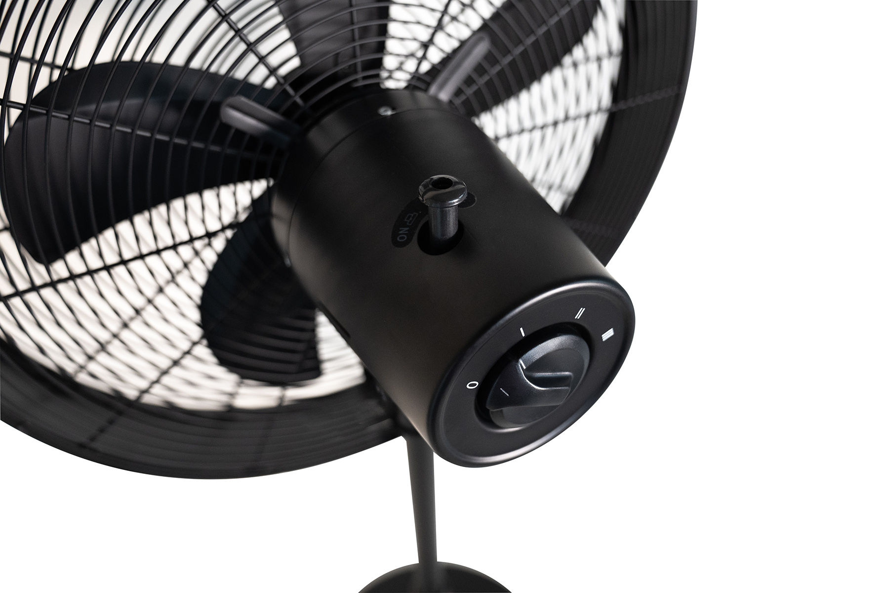 Zbliżenie panelu sterowania czarnego wentylatora z ustawieniami prędkości na białym tle.