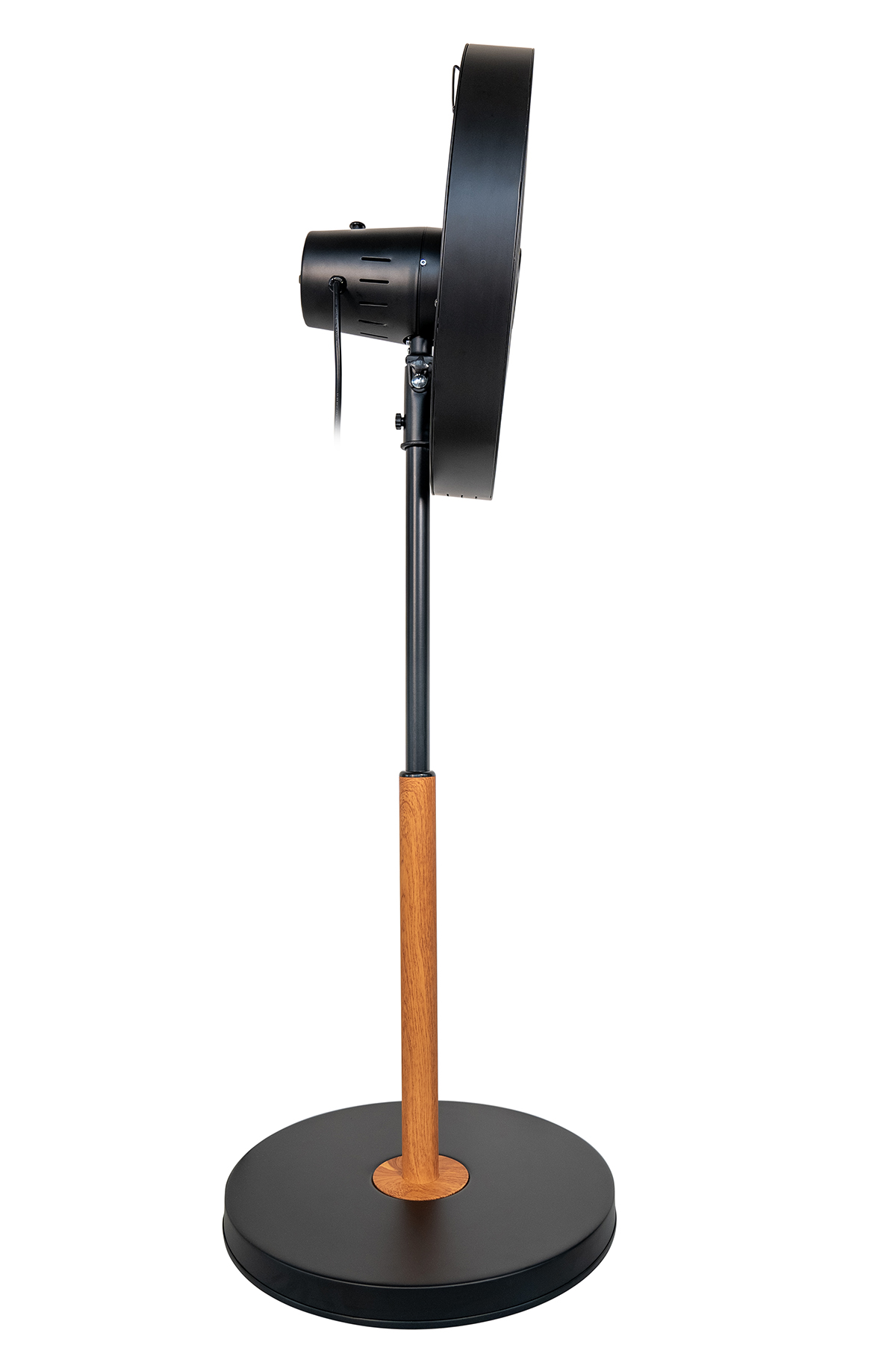 Widok z boku czarnego wentylatora stojącego z drewnianym akcentem na podstawie.