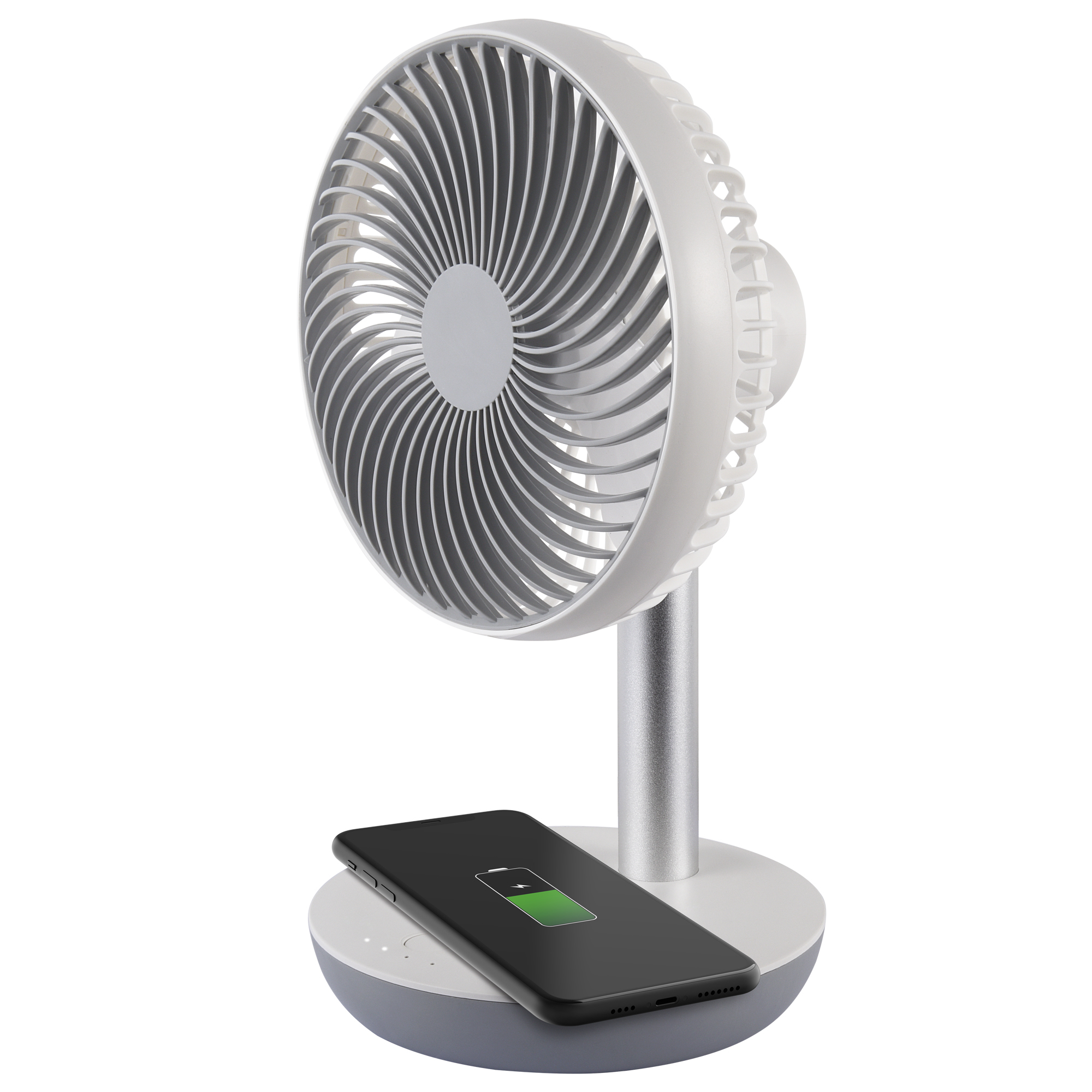 Ventilatore da scrivania grigio e bianco con base di ricarica e un telefono in carica, isolato su bianco.