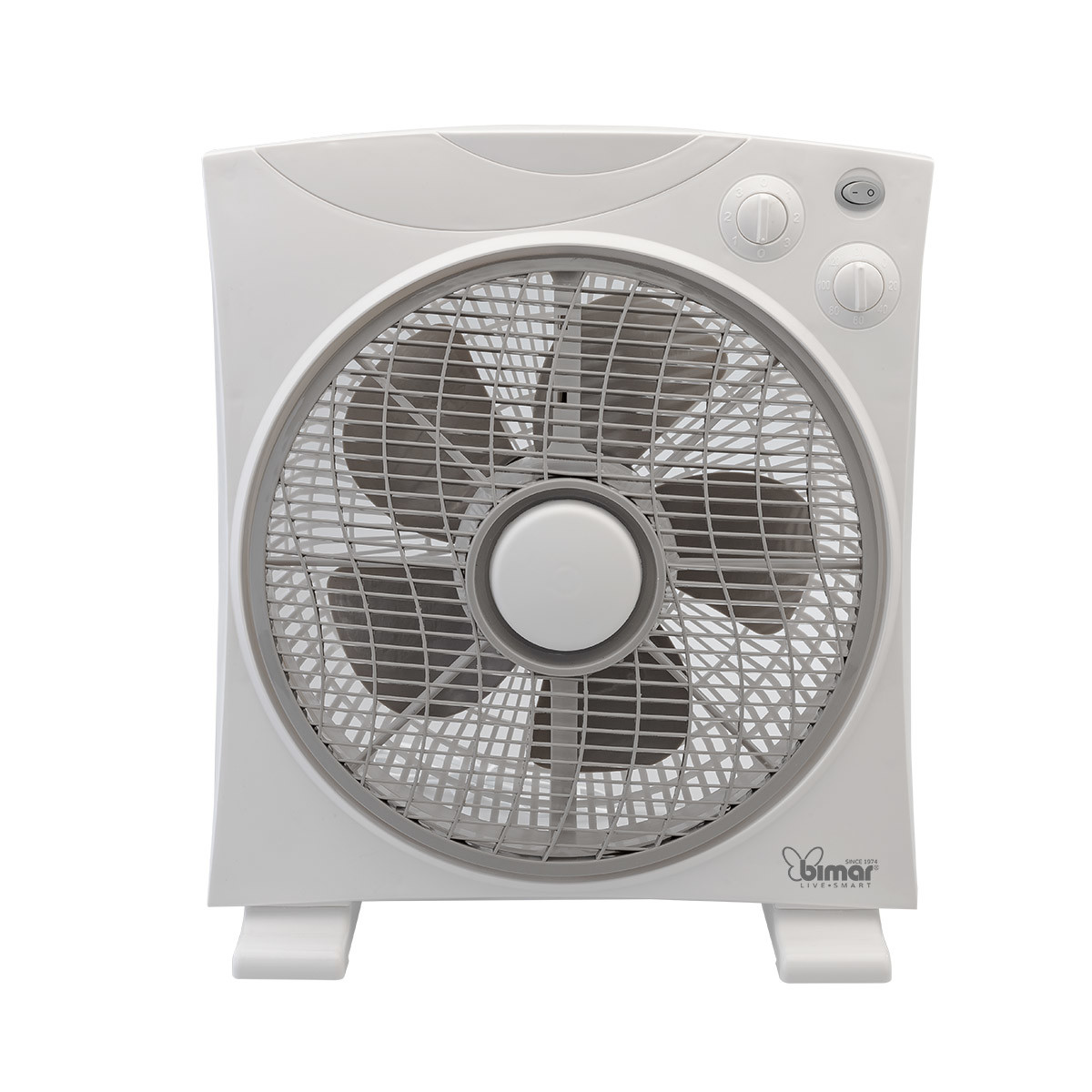 Witte boxfan met grijs rooster en bladen. Er zitten bedieningsknoppen bovenop.