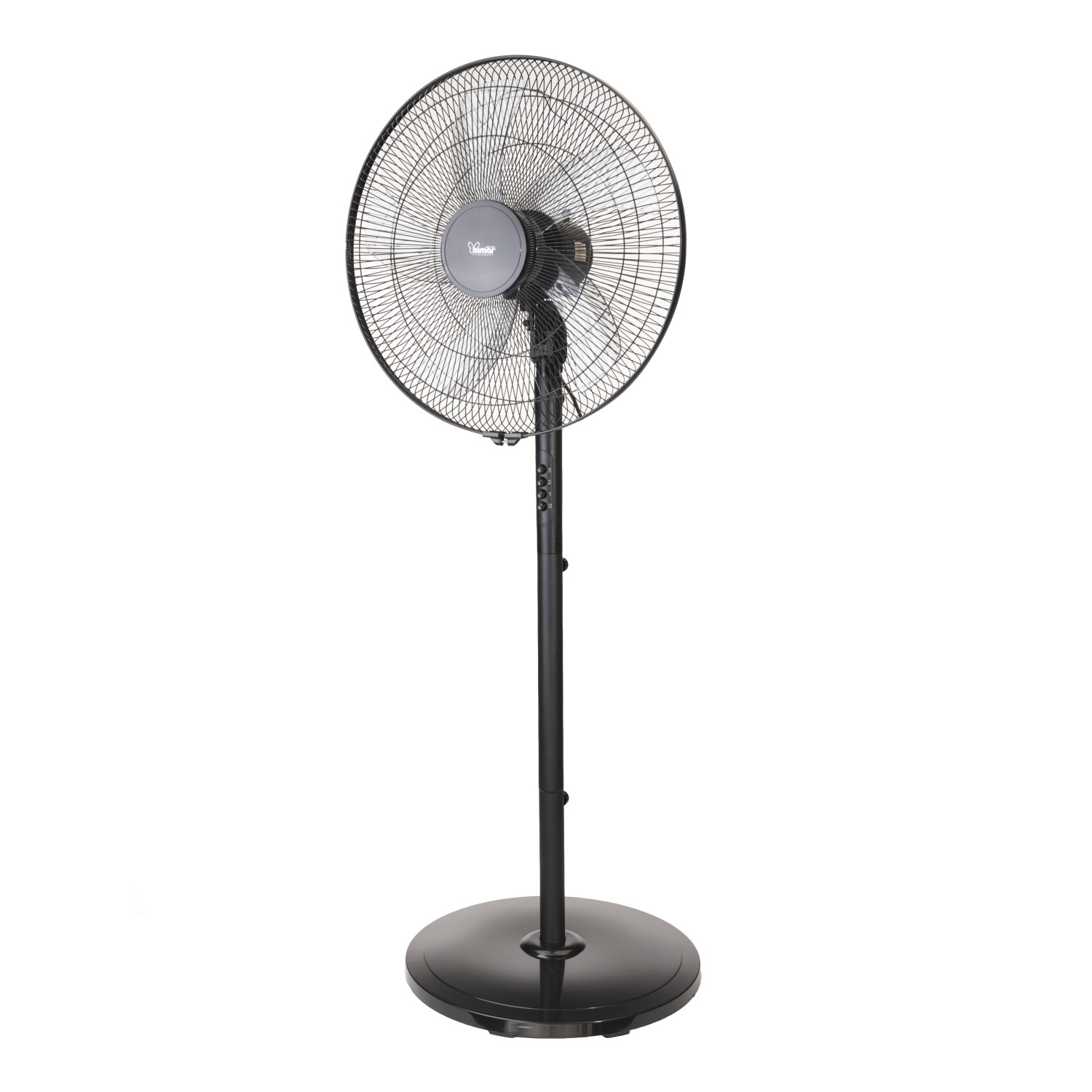 Zwarte staande ventilator met een donkere ventilatorkooi. De achtergrond is wit.