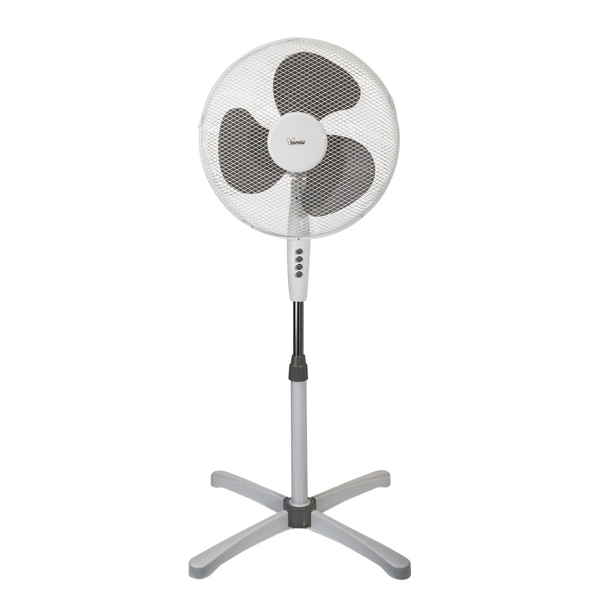 Witte staande ventilator. Witte bladen en standaard. Witte achtergrond.