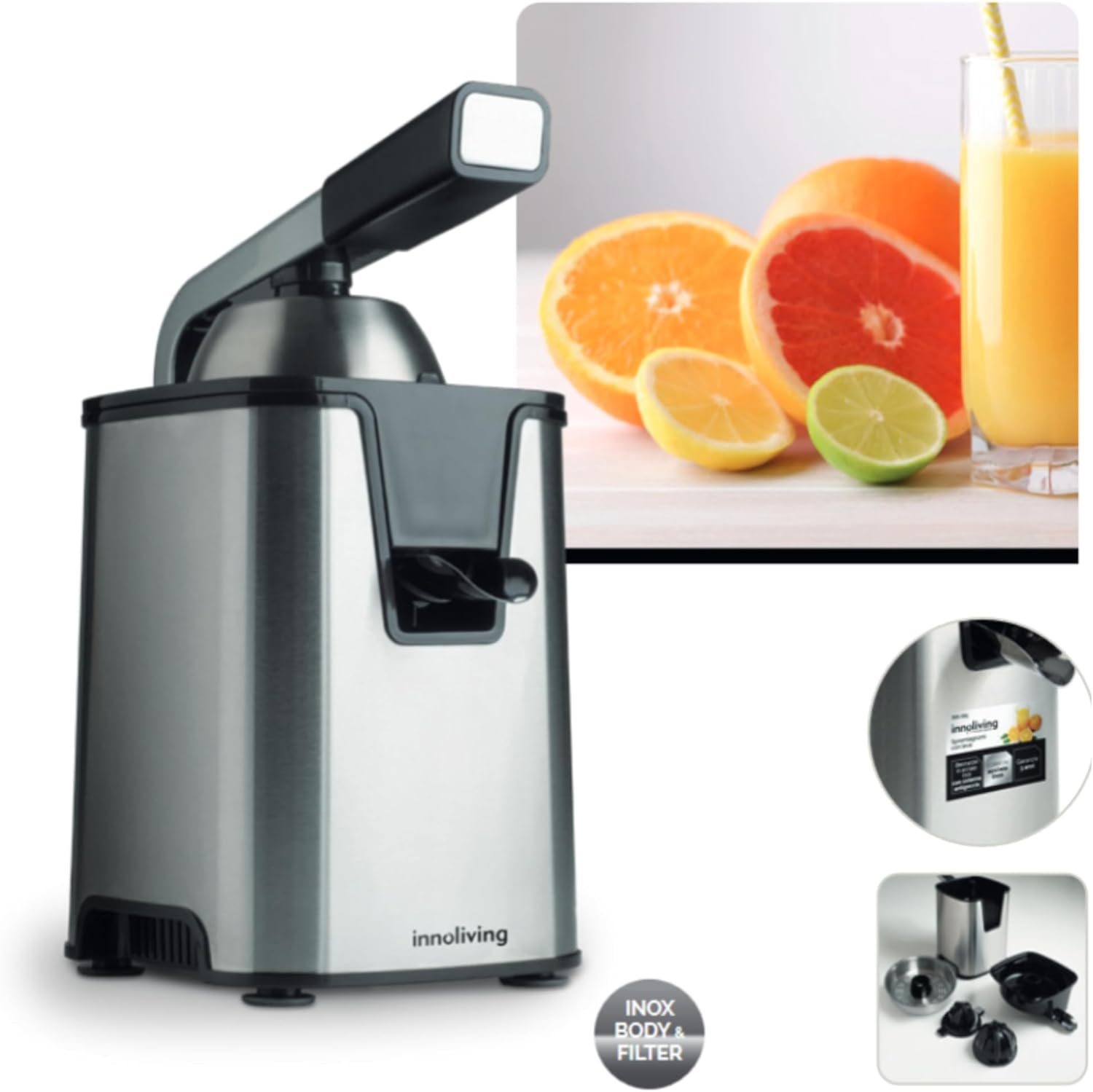 Spremiagrumi in acciaio inox, arance, bicchiere di succo, limone e lime. Etichette visibili.