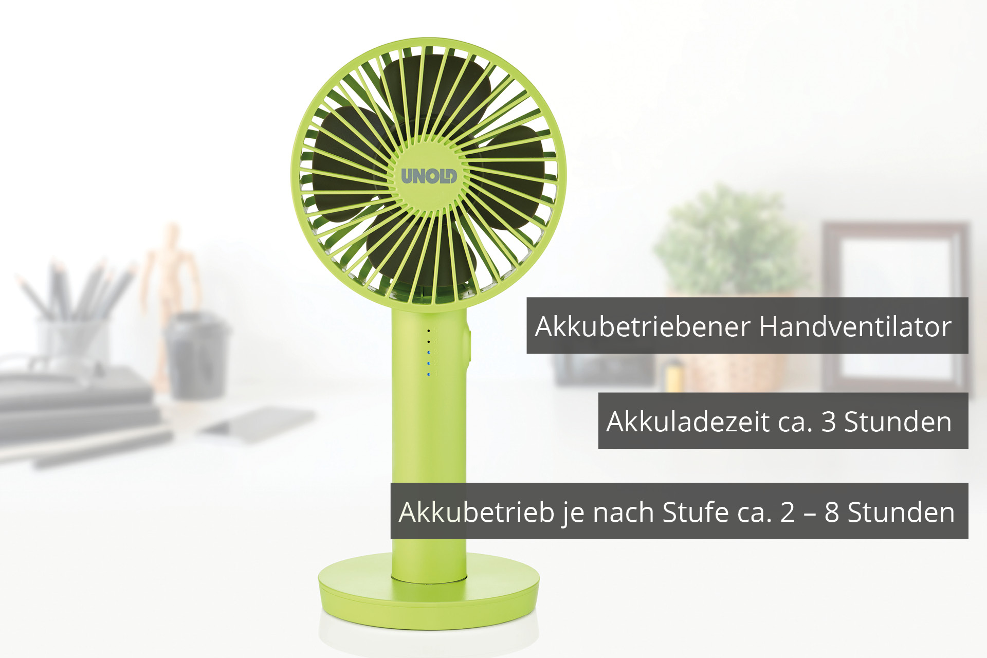 Zielony wentylator ręczny na białej powierzchni. Tekst opisuje żywotność baterii i czas ładowania.
