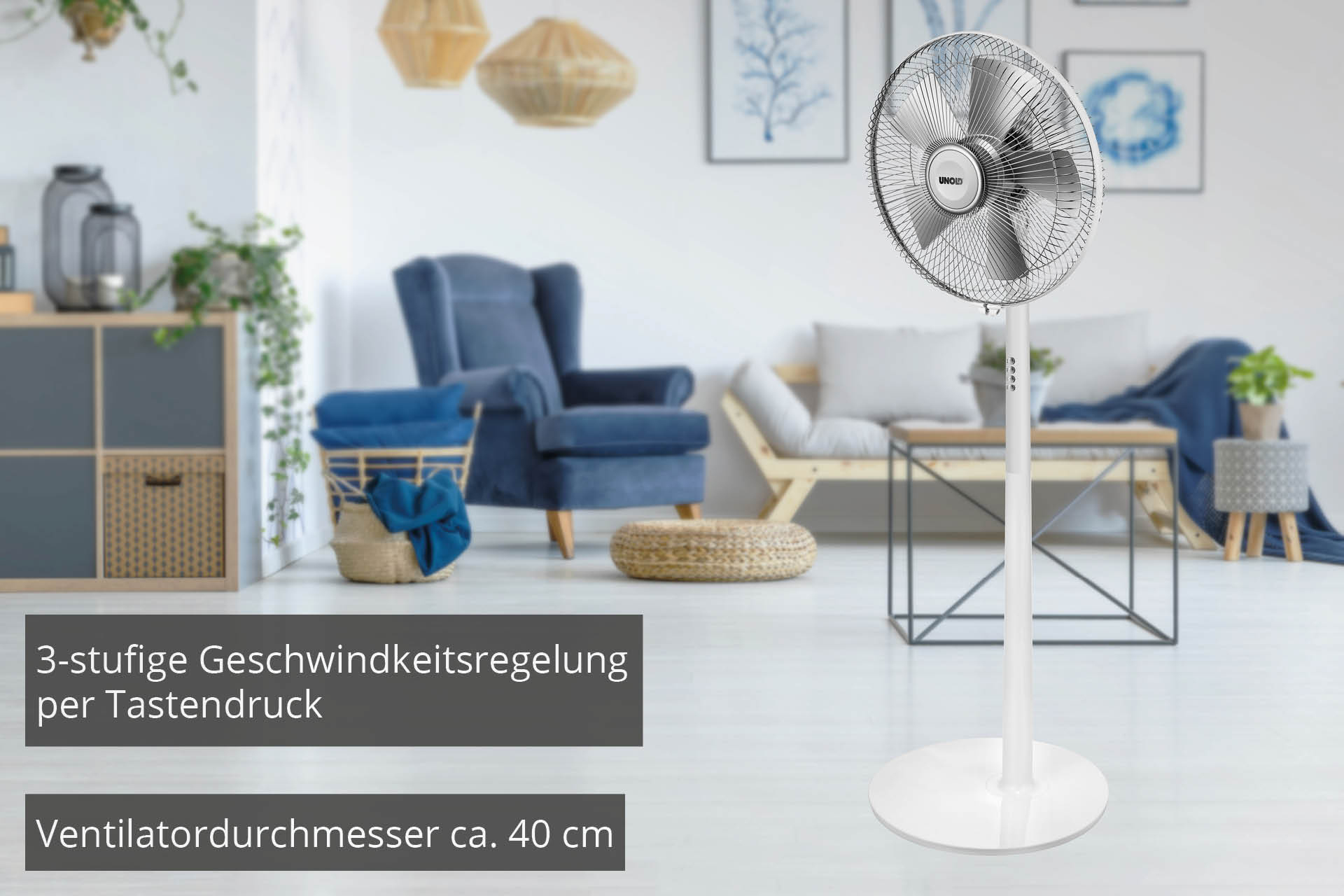 Biały wentylator stojący w pokoju. Tekst w języku niemieckim opisujący cechy wentylatora.