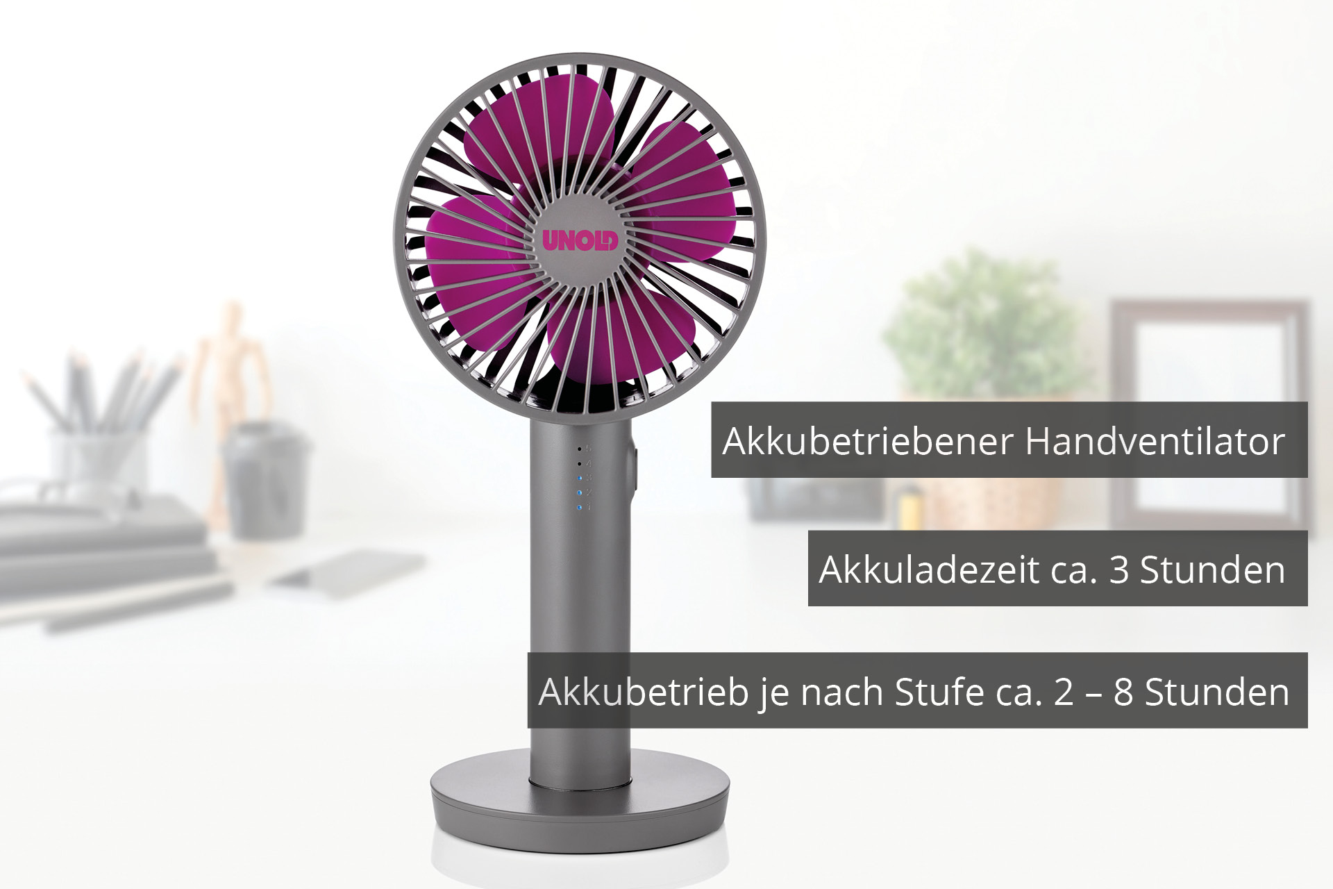 Ein violetter Ventilator auf einem Ständer. Weißer Schreibtischhintergrund. Text über den Batteriebetrieb.