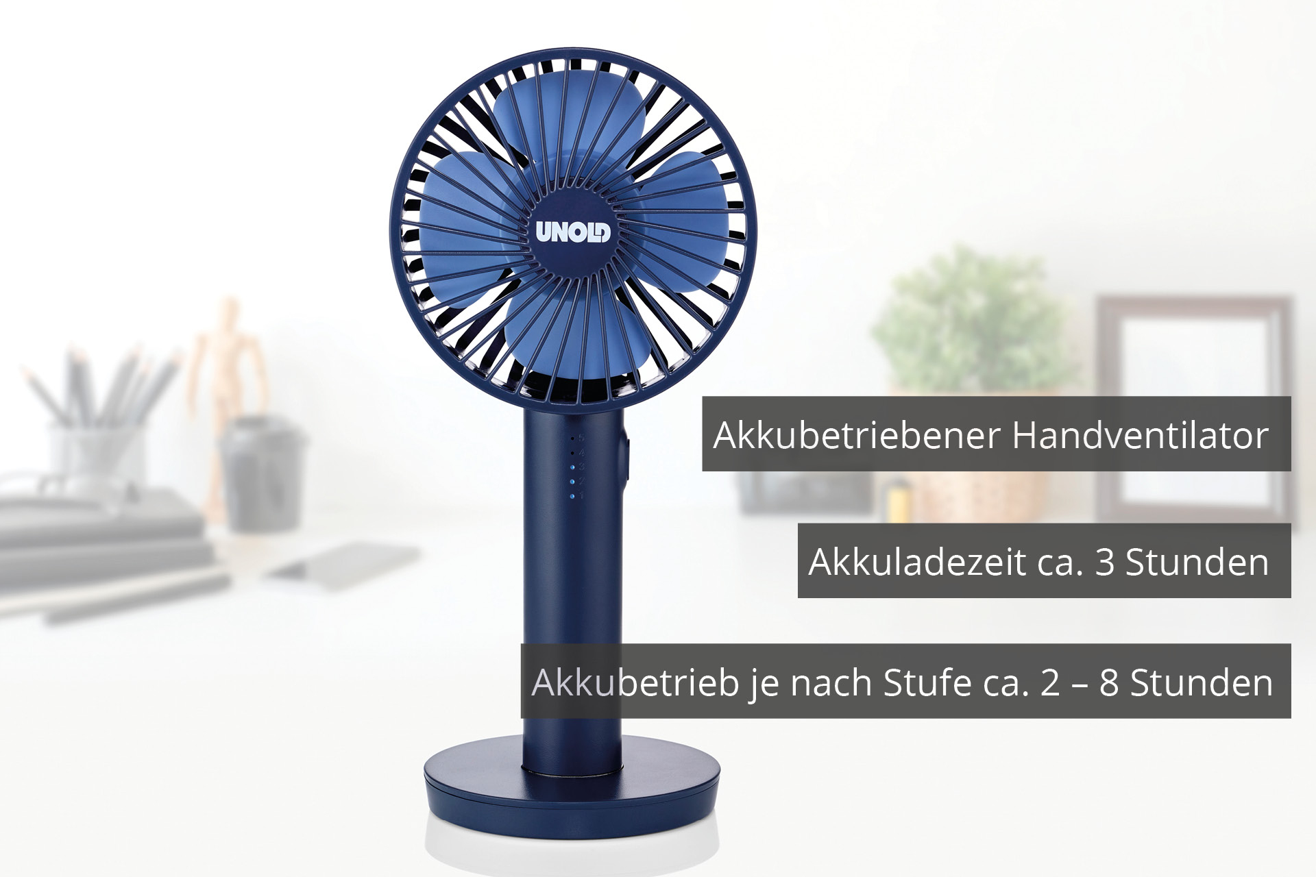 Blauer Handventilator mit dunkelblauem Sockel. Text zeigt Akkulaufzeit und Ladezeit an.