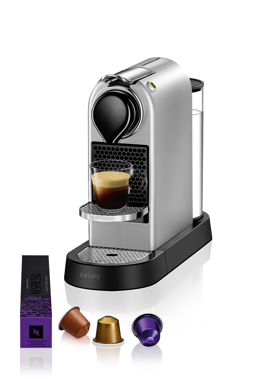 Een zilveren Krups espressomachine met een glazen kopje en koffiepads.