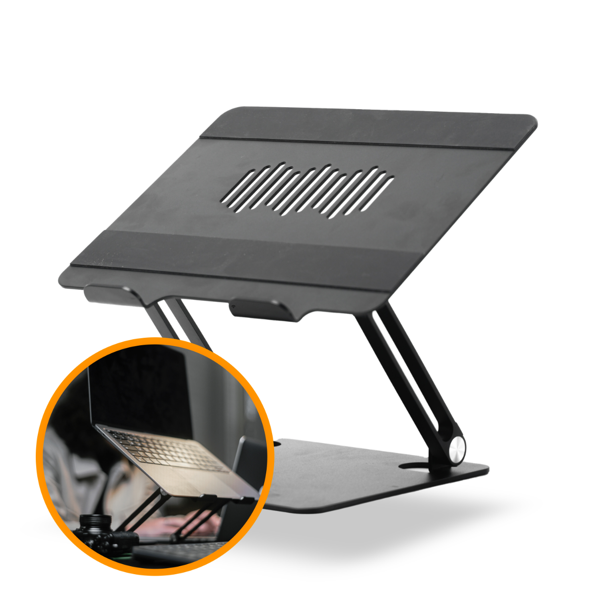 Zwarte laptopstandaard met een laptop in de inset, op een witte achtergrond.