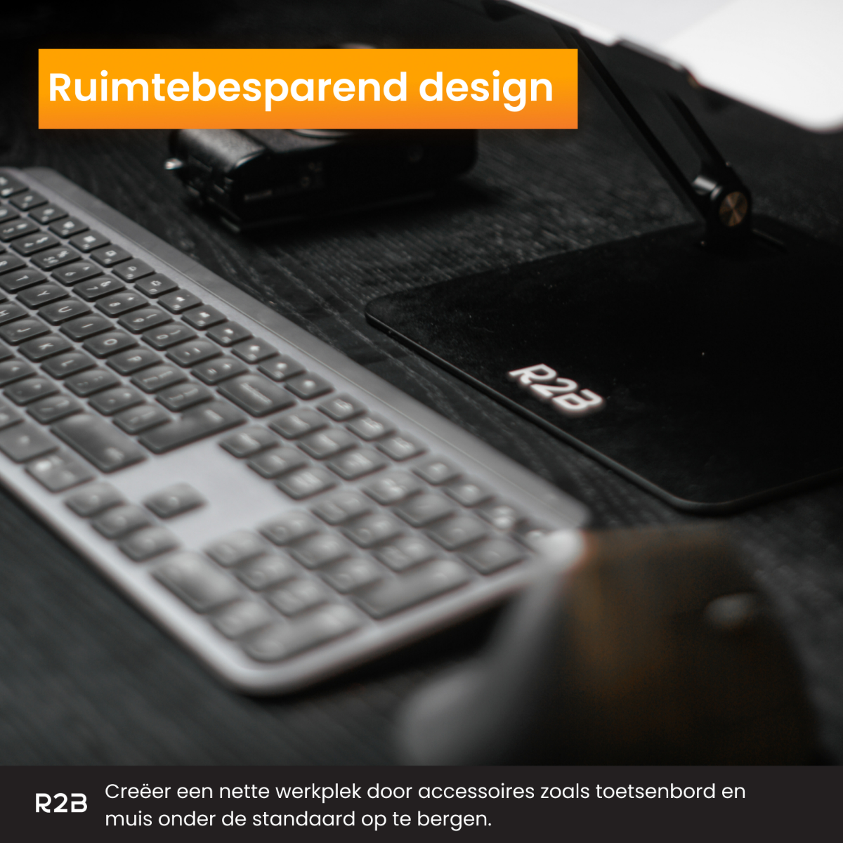Toetsenbord, muis en een telefoon op een houten bureau. Tekst: Ruimtebesparend ontwerp. R2B-logo.