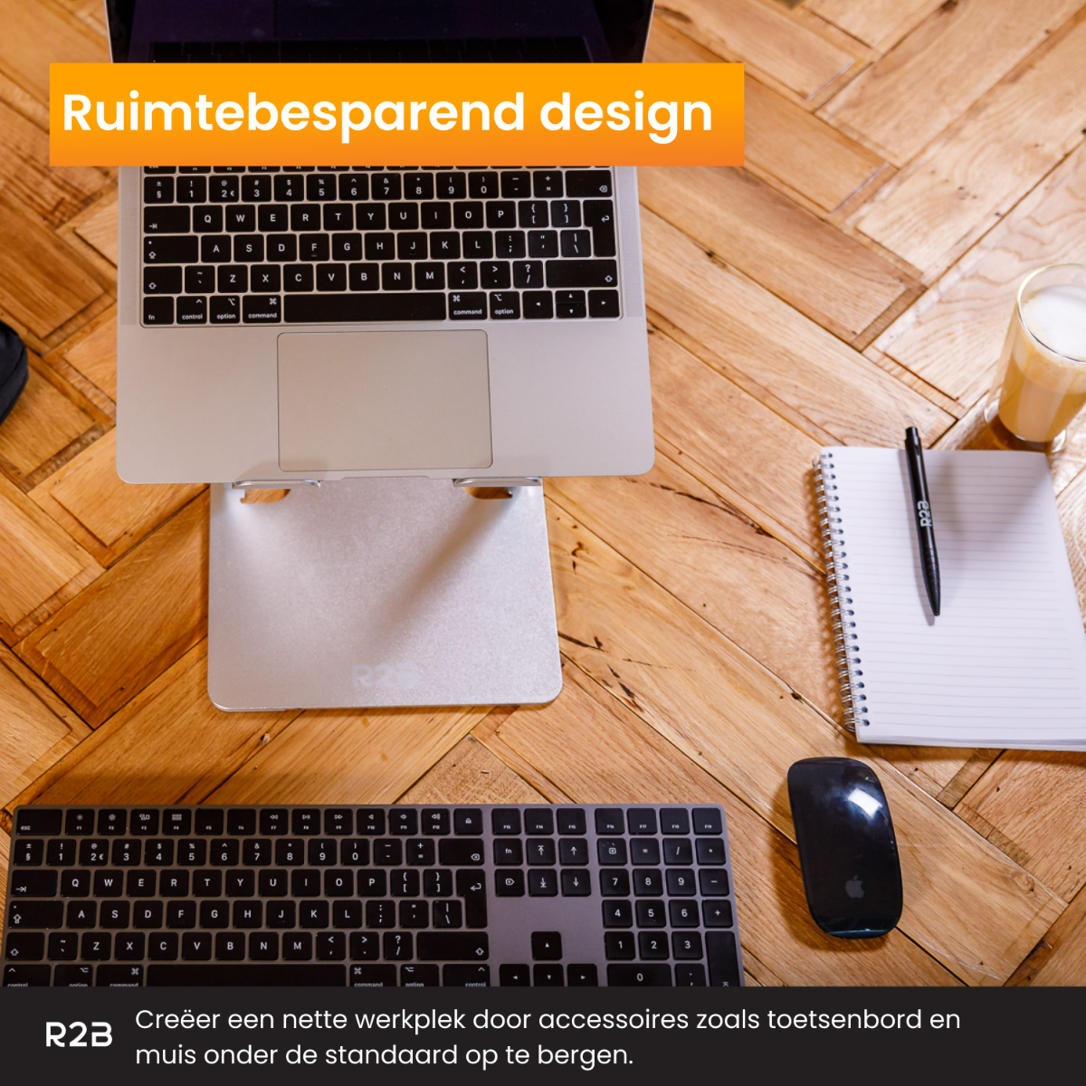Een laptop, toetsenbord en muis op een houten bureau met Nederlandse tekst.