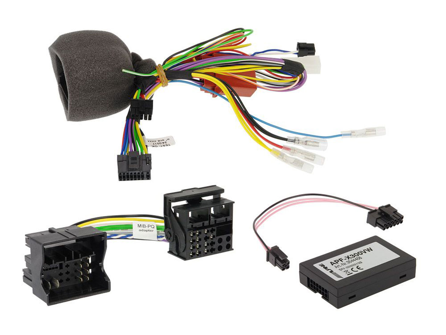 Komponenten der Car-Audio-Verkabelung. Mehrere Stecker und Drähte. Schwarze Boxen und Adapter.