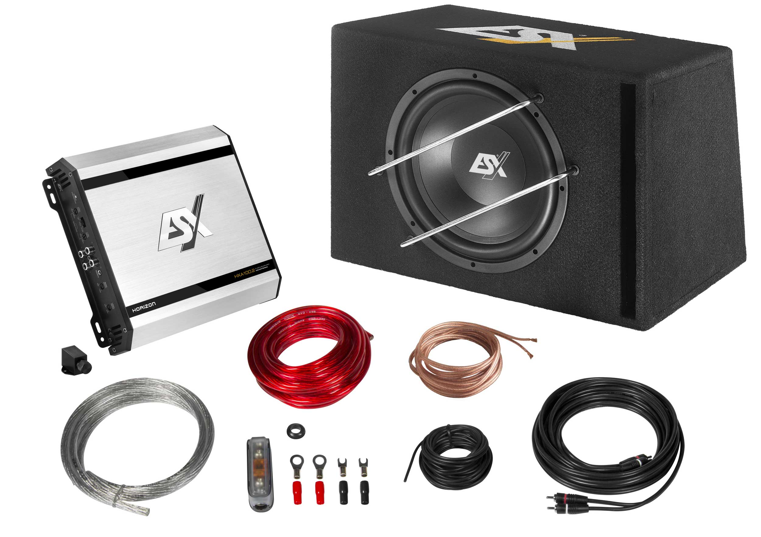 Auto-Audiosystem mit Subwoofer, Verstärker und Verkabelung. Komponenten sind schwarz, silber und rot.