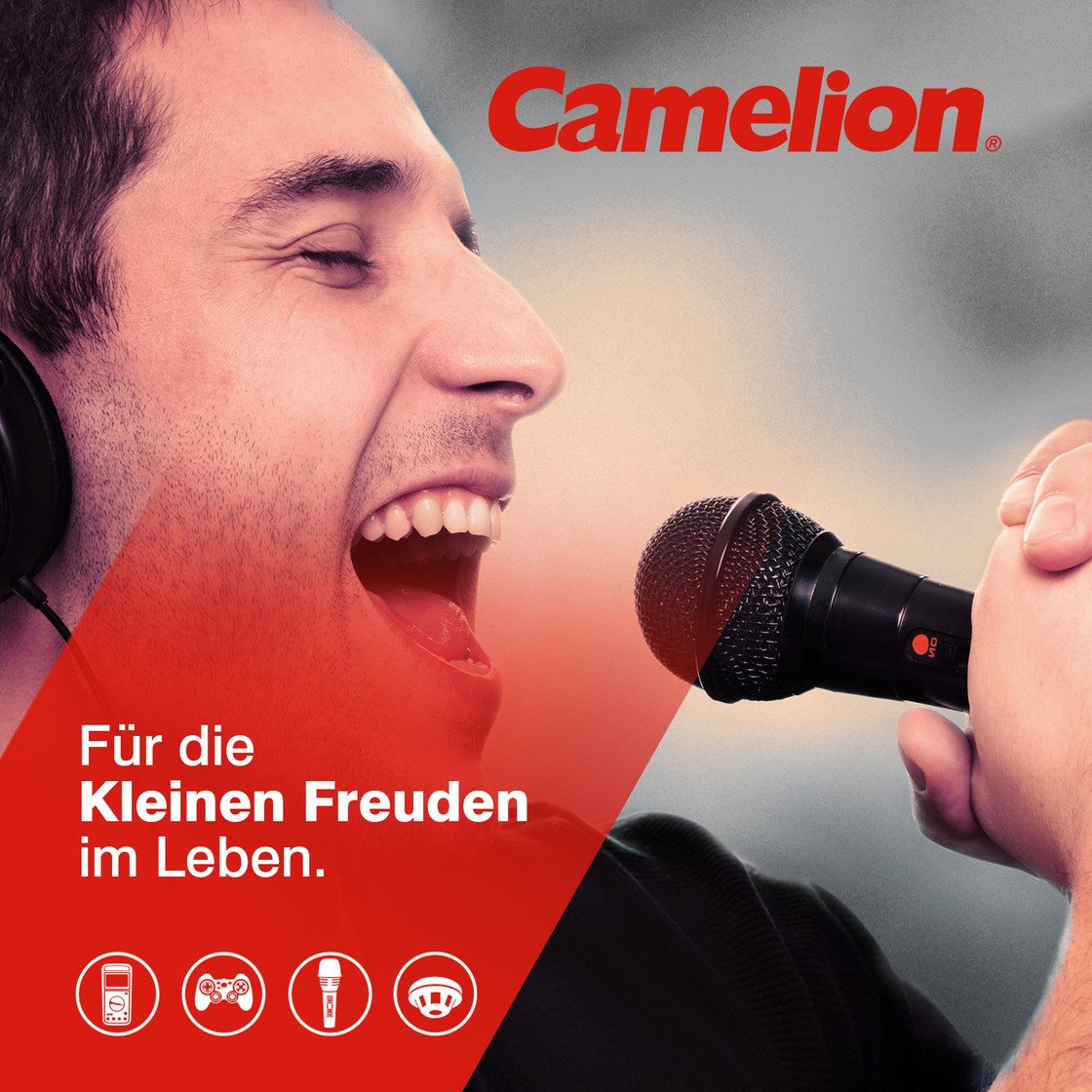 Mann singt in ein Mikrofon, roter Spritzeffekt, Camelion-Logo und Symbole.