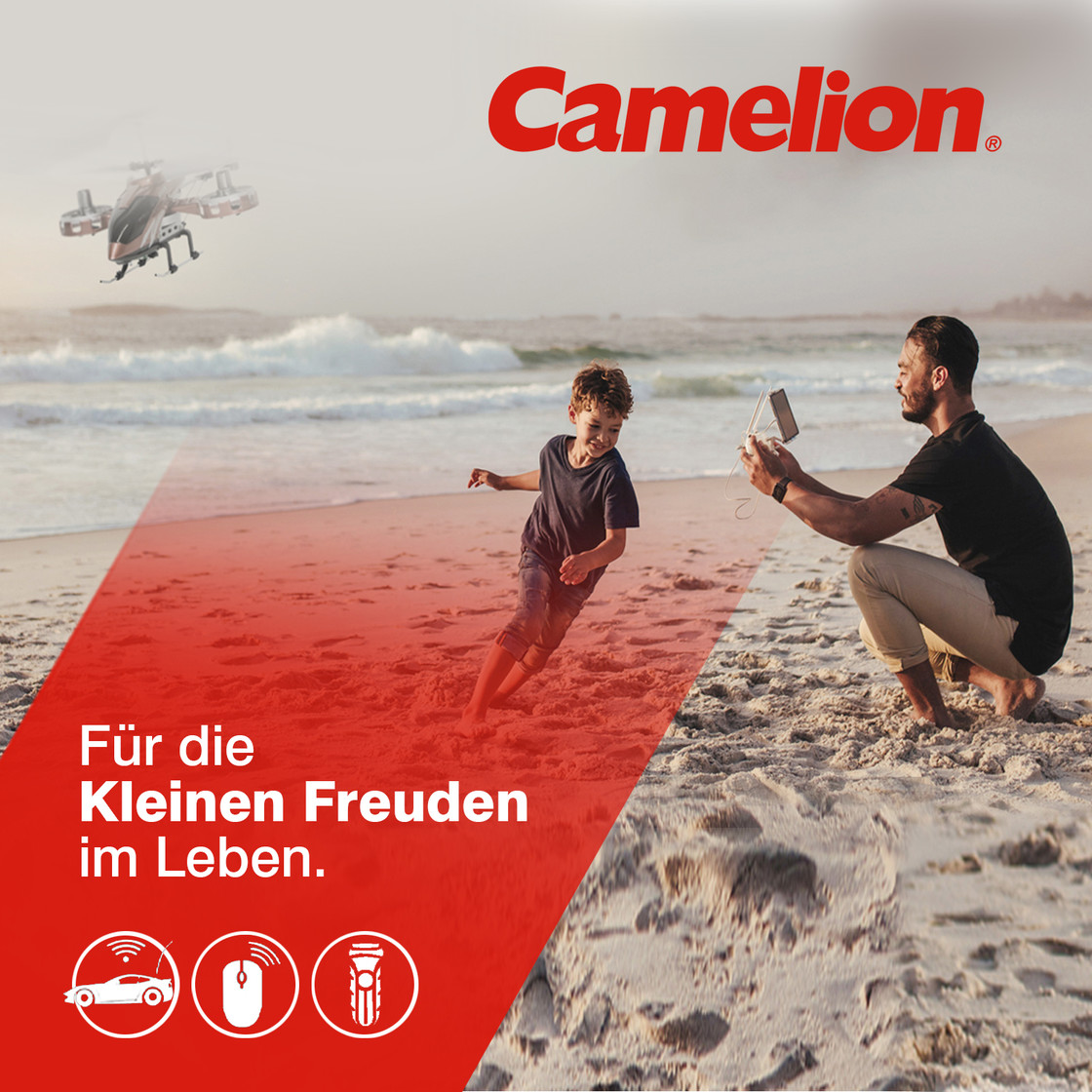 Una scena sulla spiaggia. Un uomo e un ragazzo sulla spiaggia. Un drone vola sullo sfondo.