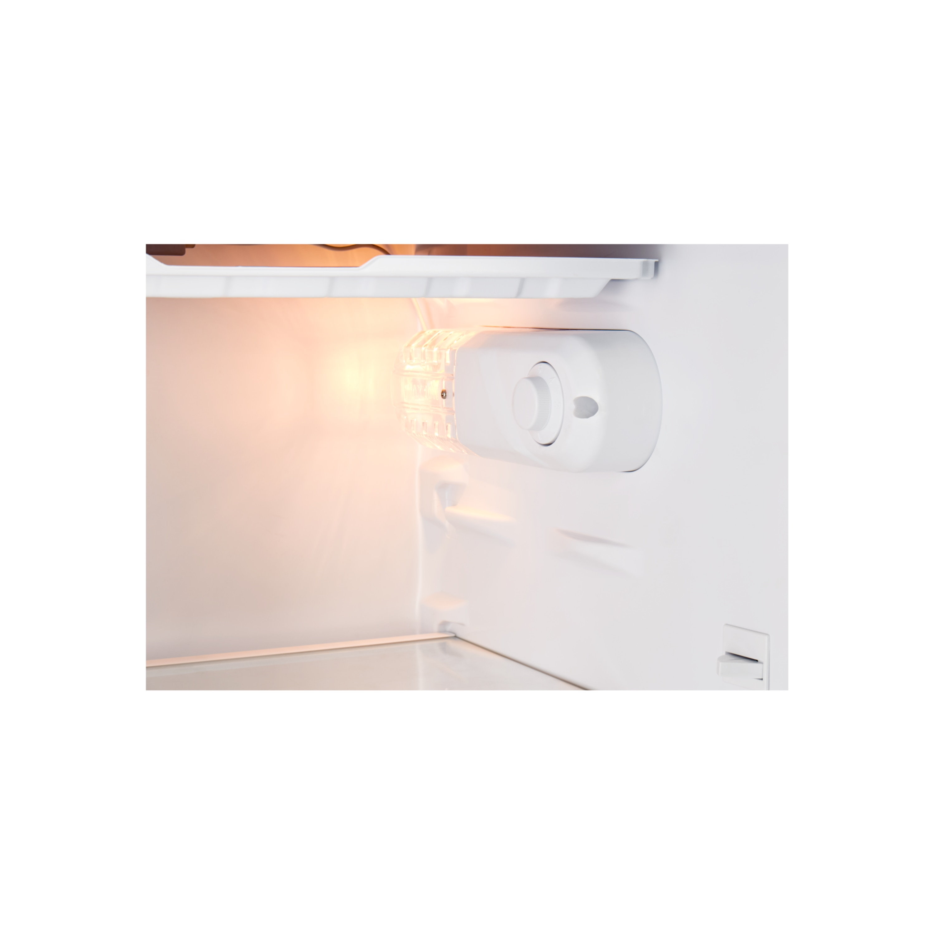 Binnenkant van een koelkast met een lamp en een wit onderdeel met een knop.