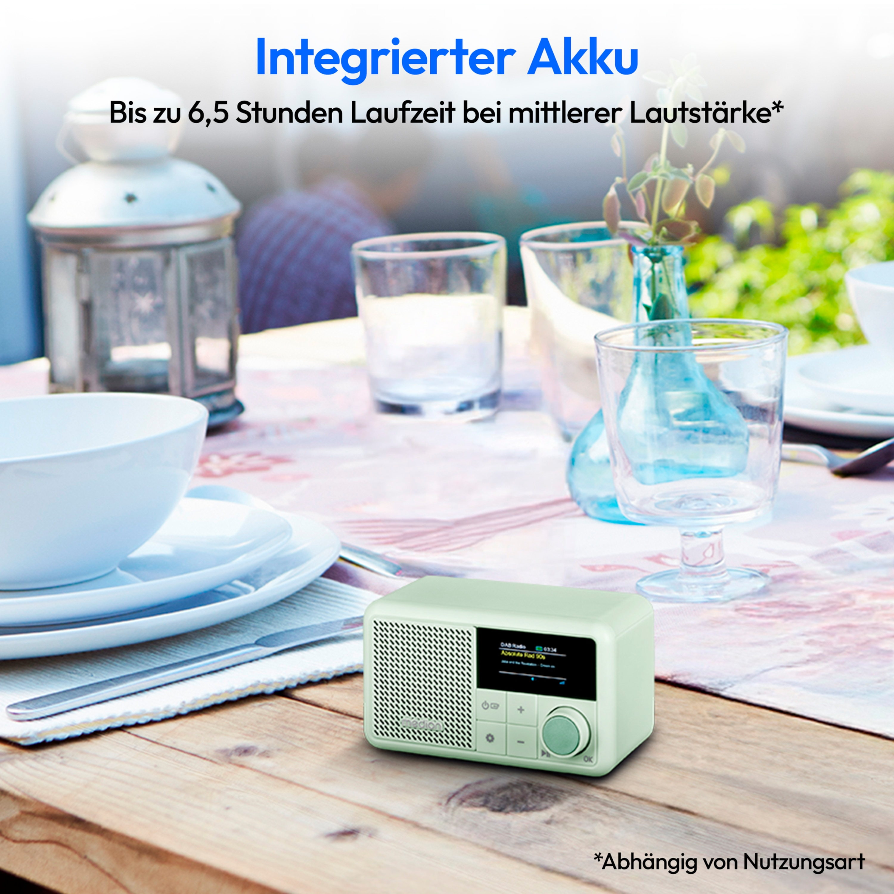 Mint green radio on table with glasses and plants. Text says: Integrierter Akku. Bis zu 6,5 Stunden Laufzeit.