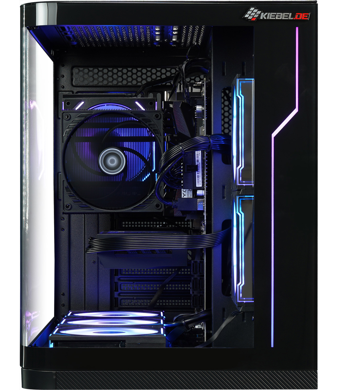 Im Inneren eines schwarzen Computergehäuses. Es gibt Komponenten wie einen Lüfter, ein Motherboard und Lichter.