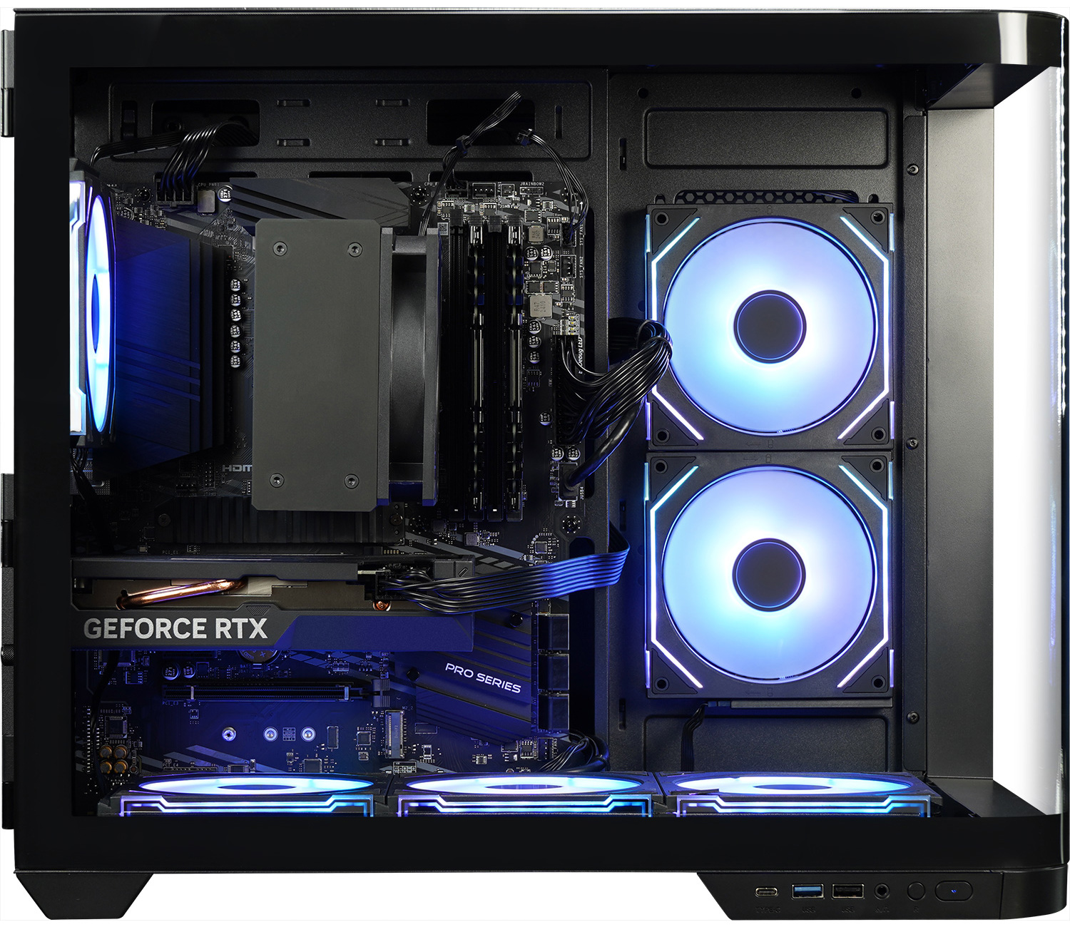 Geöffnetes PC-Gehäuse mit Komponenten: GPU, Motherboard, Lüfter mit blauem Licht. Schwarzes Innere.