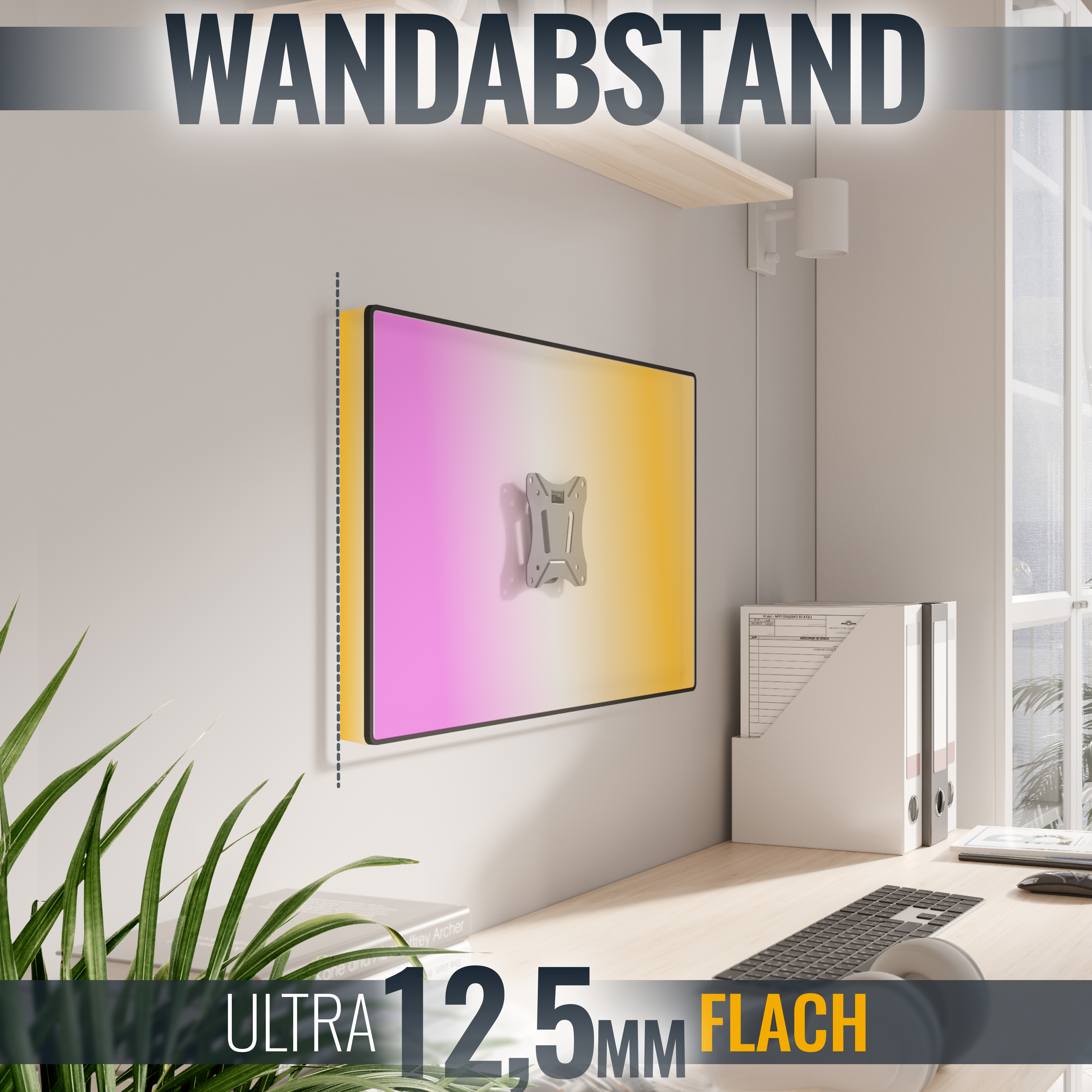 TV mit Halterung an der Wand montiert. Die Wand ist weiß. Hintergrund enthält Fenster und Schreibtisch.