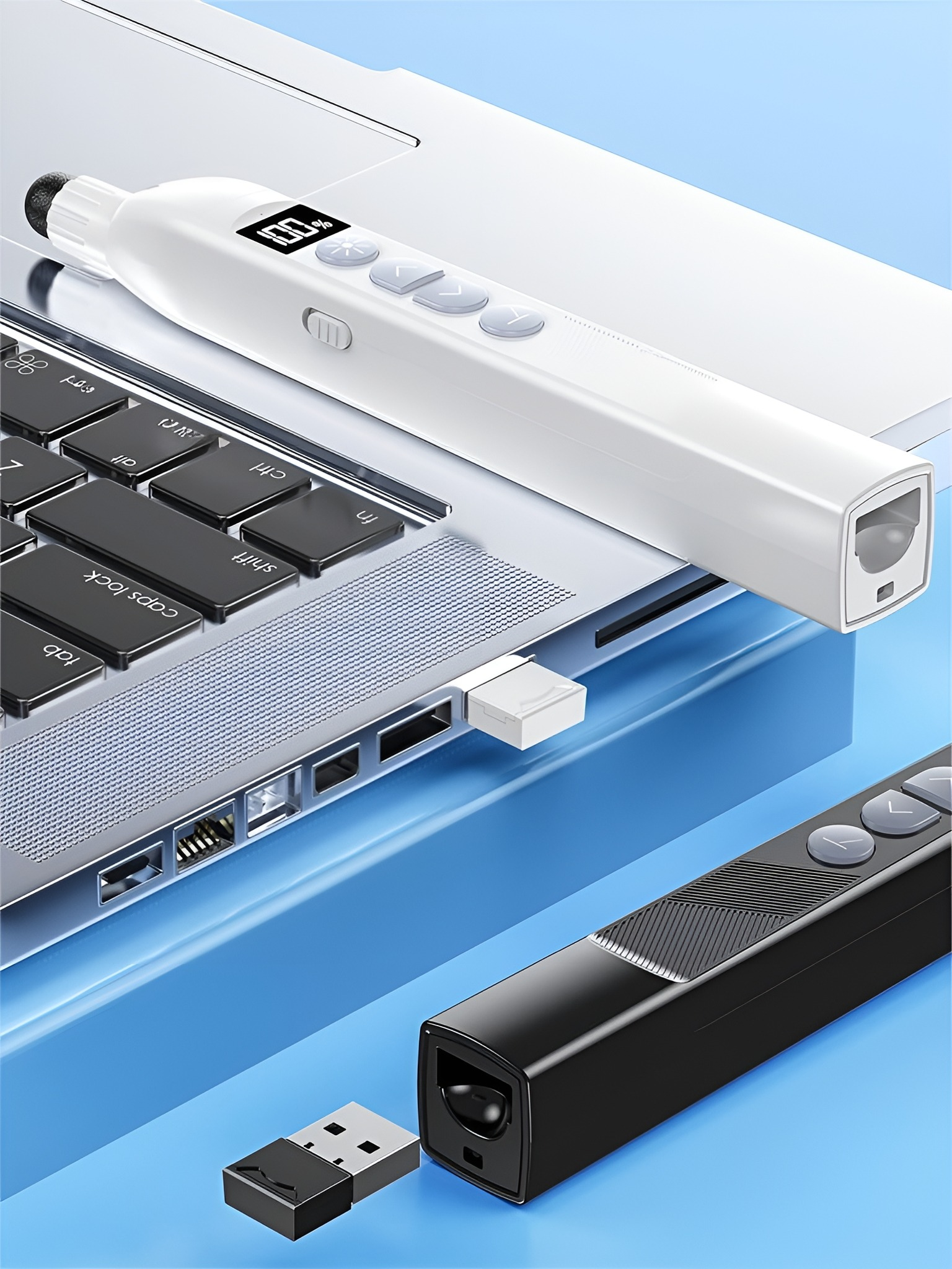 Weißer und schwarzer Laserpointer und USB-Empfänger auf einem Laptop. Anzeige und Knöpfe. Schwarz-Weiß-Farbschema.