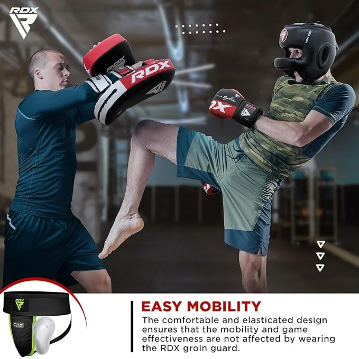 Deux hommes en sparring, l'un donne un coup de pied, l'autre tient des coussinets. L'un porte un protège-tête, l'autre des gants.