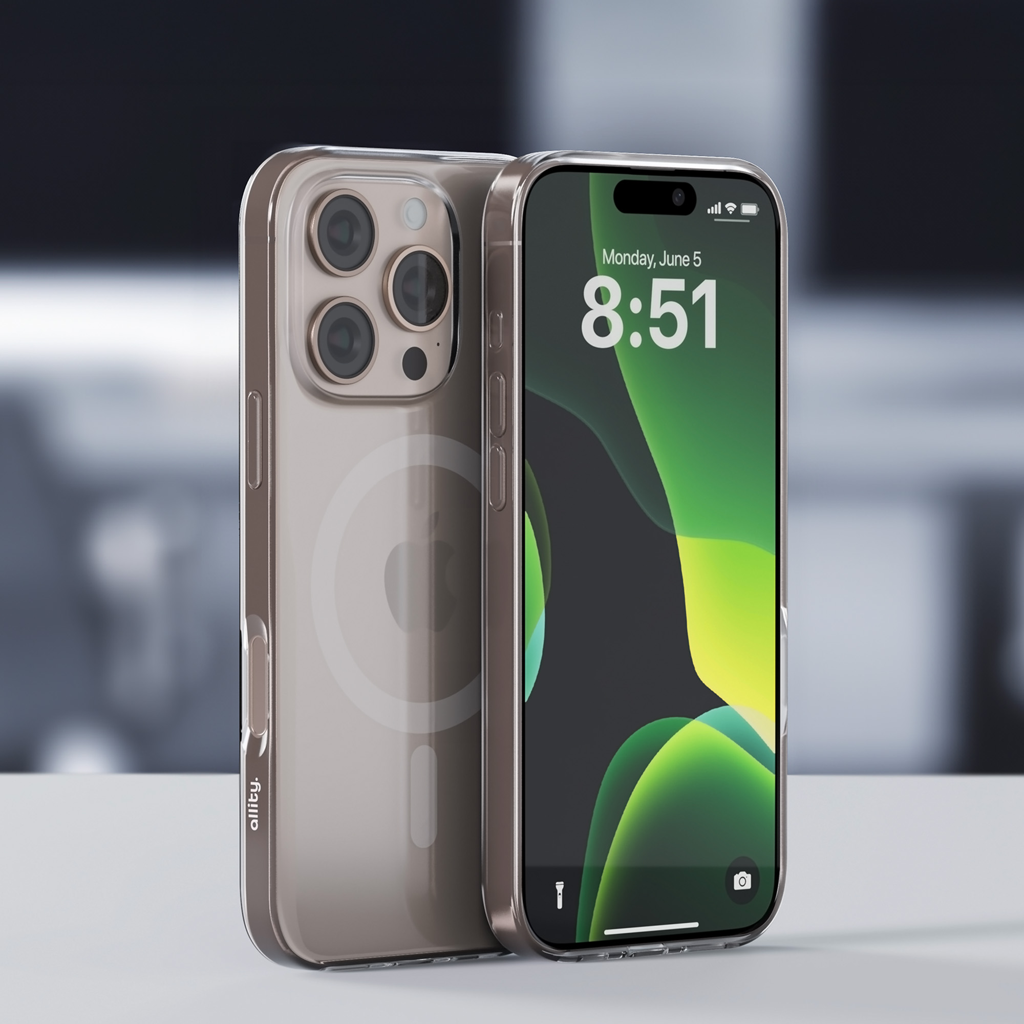 Telefon w etui. Telefon pokazuje ekran główny. Etui jest przezroczyste z logo.