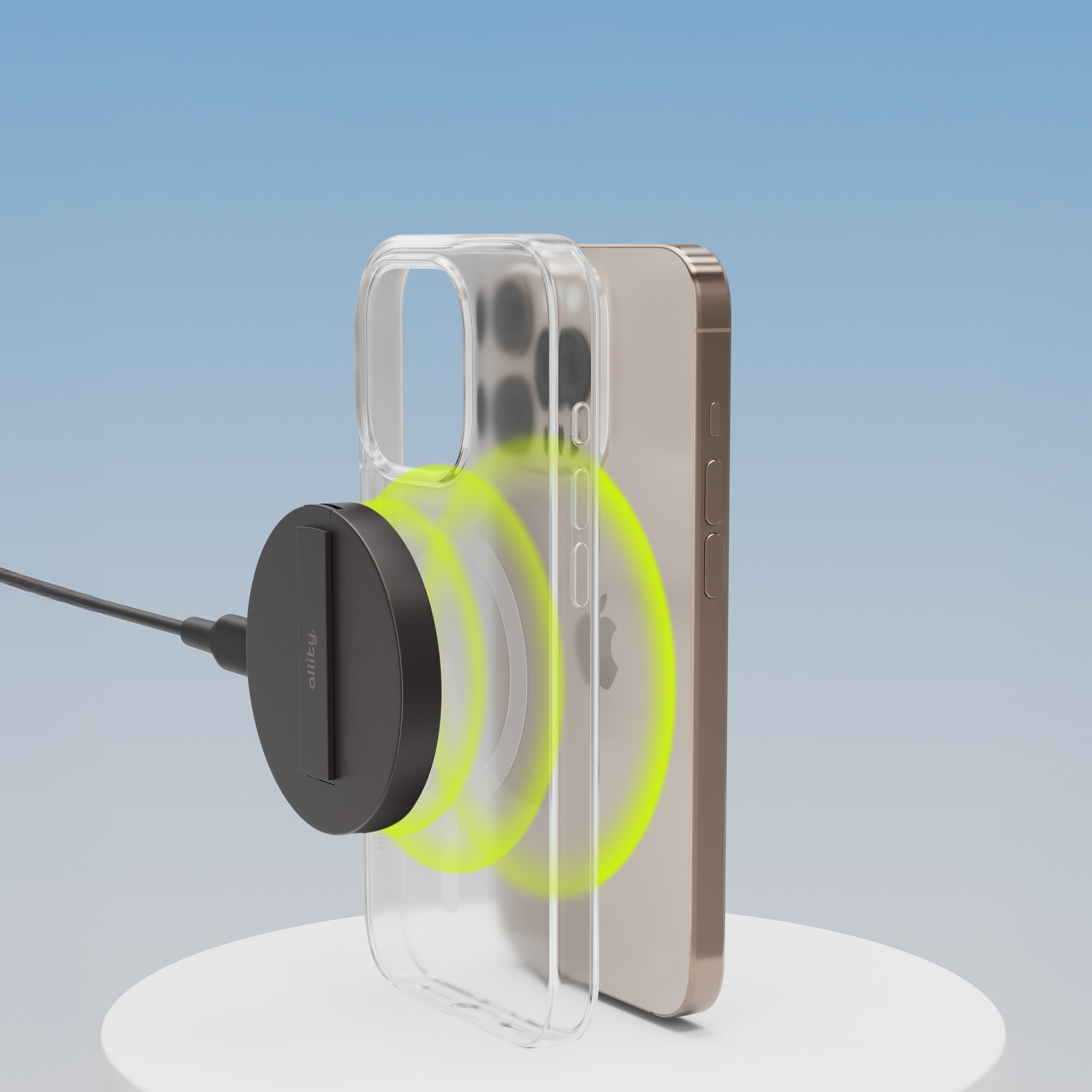 iPhone w przezroczystym etui z czarną ładowarką MagSafe, na białym stojaku. Zielone okręgi.