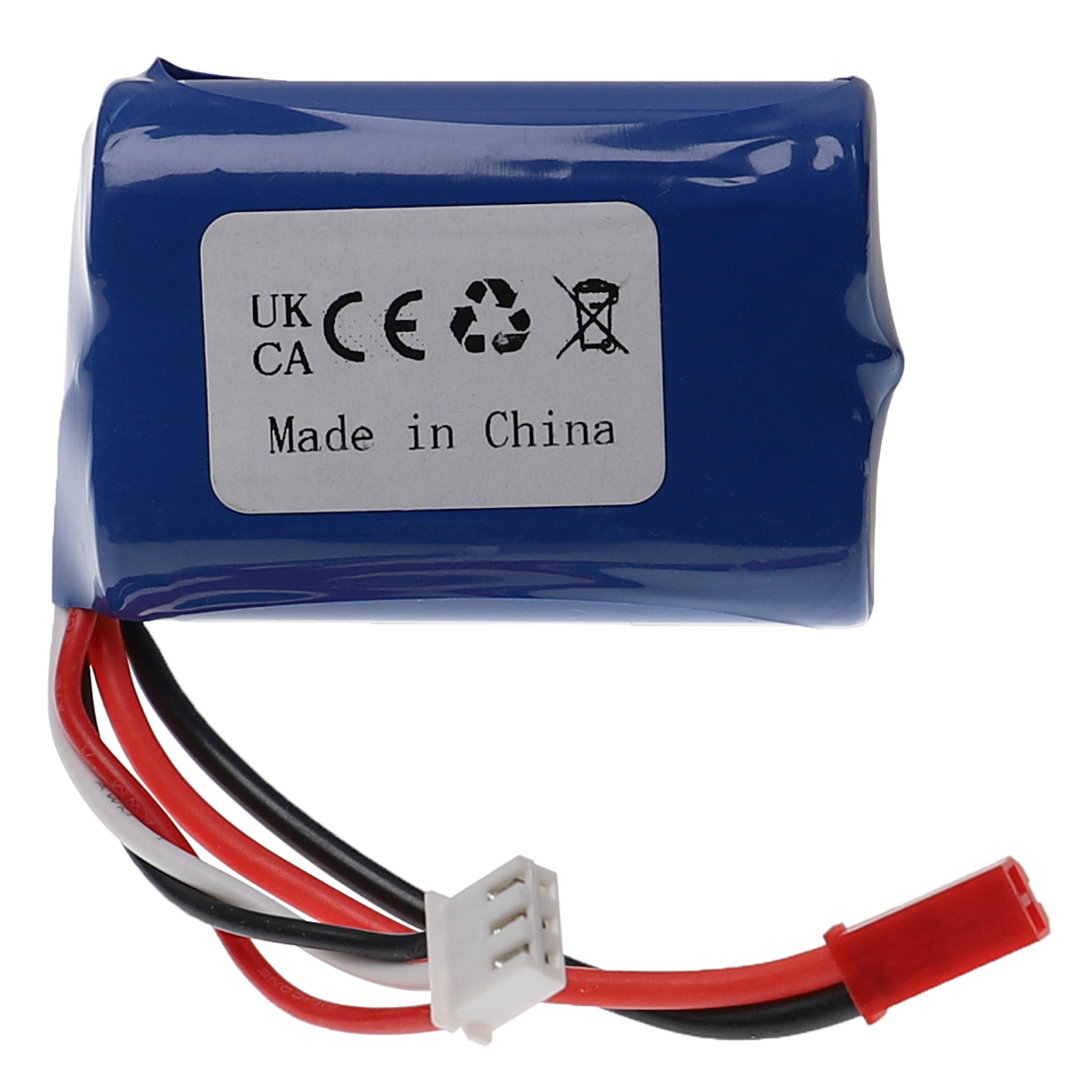 Ein blauer rechteckiger Akku mit Kabeln und einem Stecker. Auf dem Akku steht Made in China.