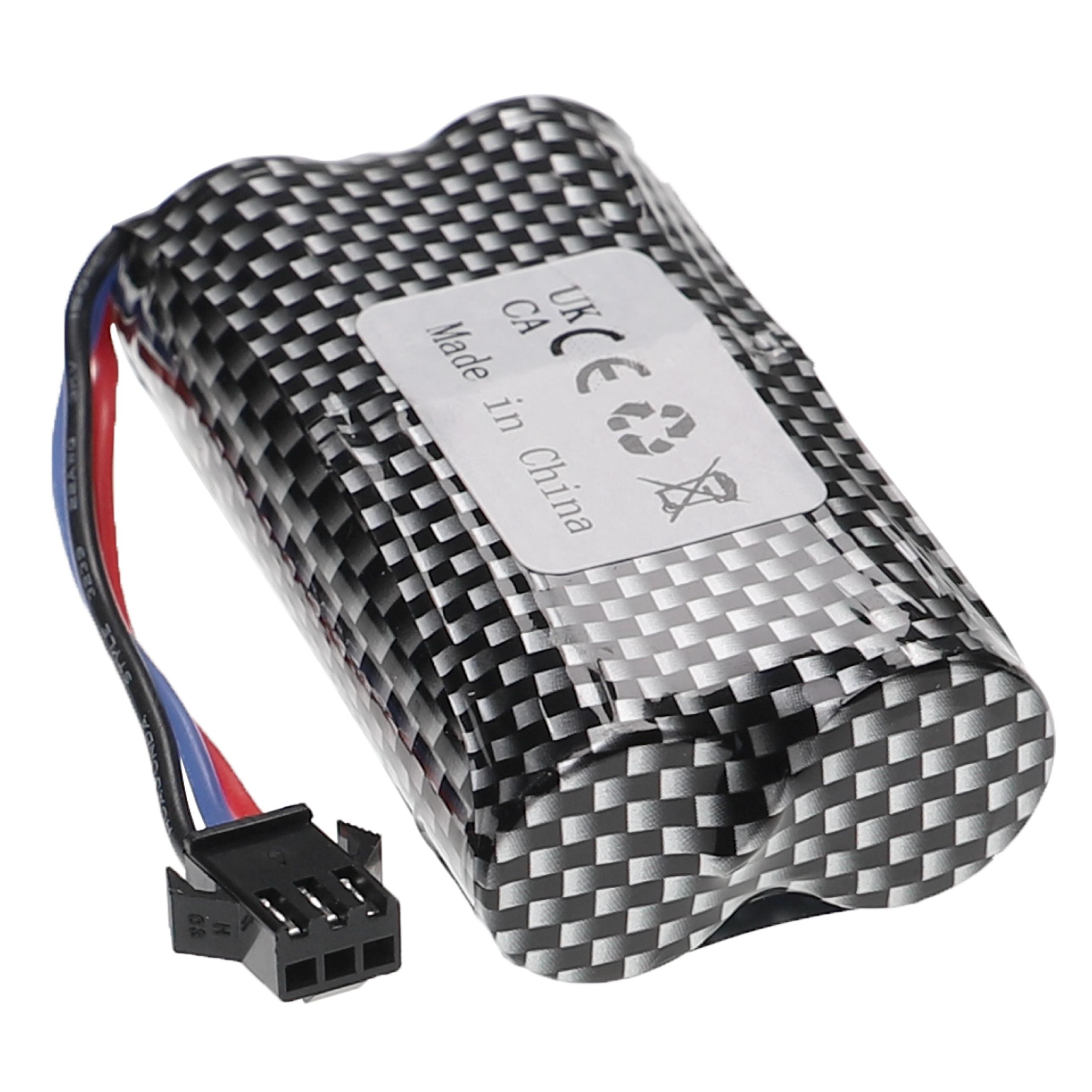Ein schwarzes und mit Kohlefaser gemustertes Batteriepack mit Anschluss und angebrachten Drähten, mit Made in China Etikett.