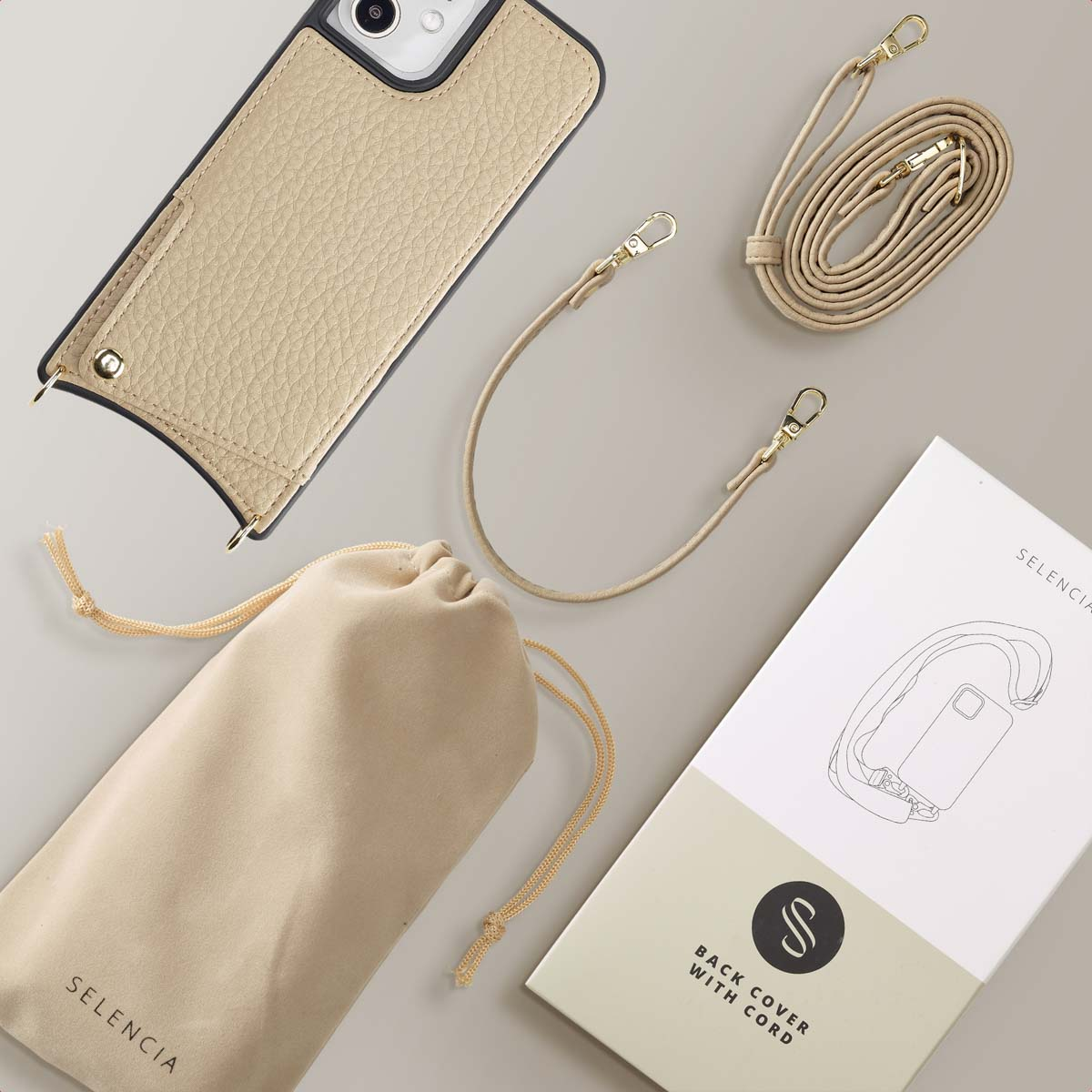 Beige telefoonhoesje met een touwtje en zakje. Verpakt met instructies. Bovenaanzicht.