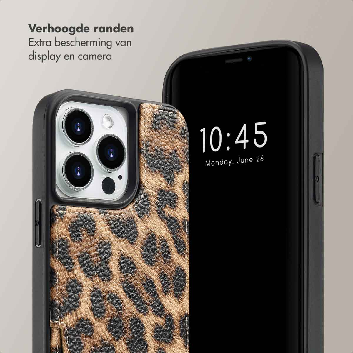 Téléphone avec étui léopard, affichant l'heure.