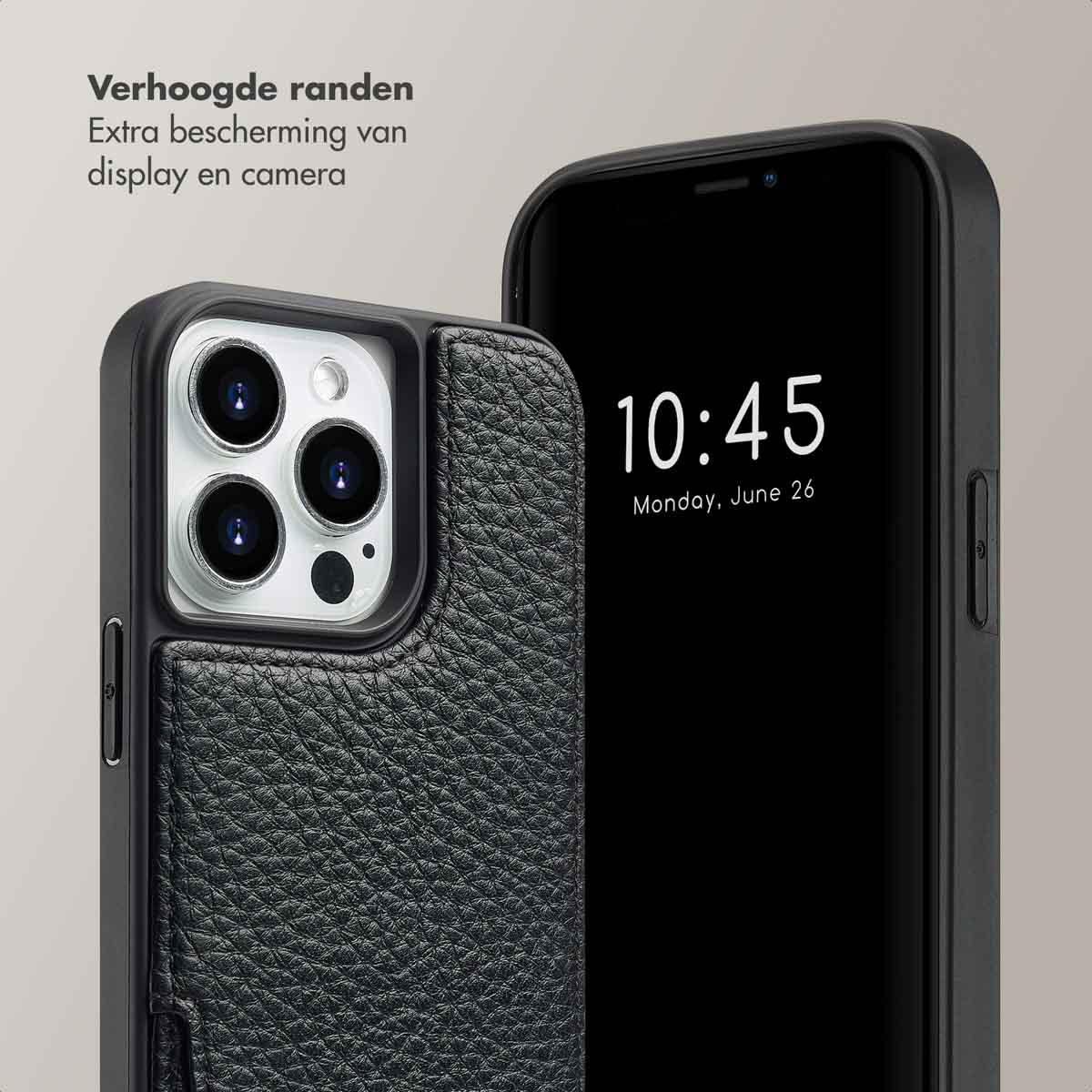 Zwarte telefoonhoes met een leertextuur. Telefoon zit erin. Scherm toont tijd en datum.
