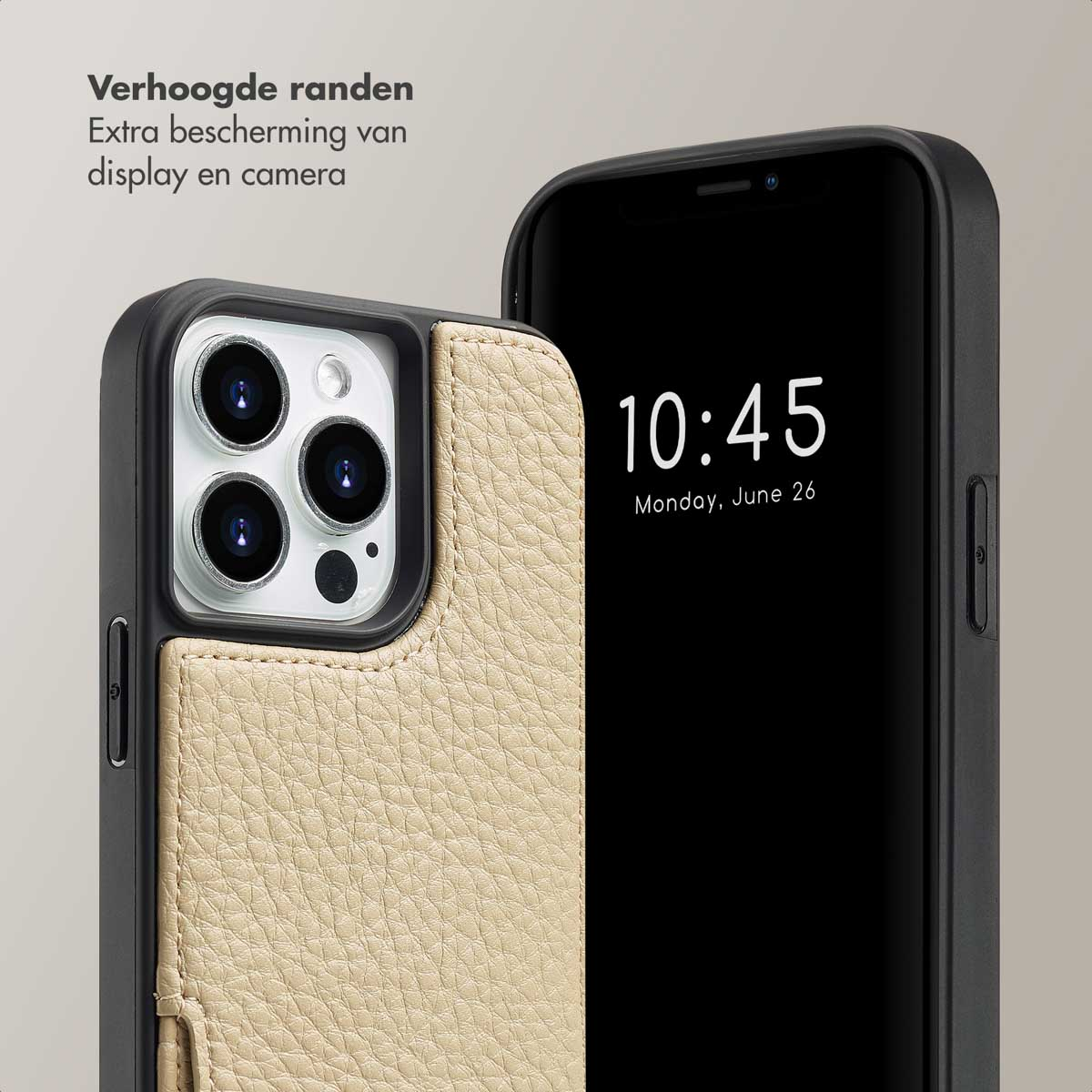Een telefoonhoesje met een lichtbruine leren portemonnee. De telefoon toont de tijd en datum.