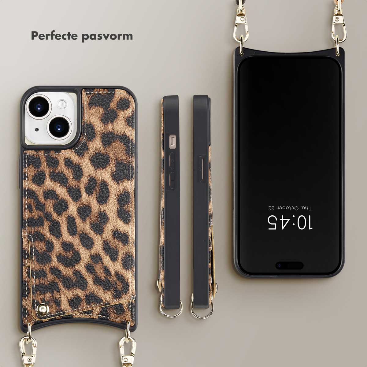 Een iPhone met een luipaardprint hoesje, twee andere hoesjes en een telefoonriem.