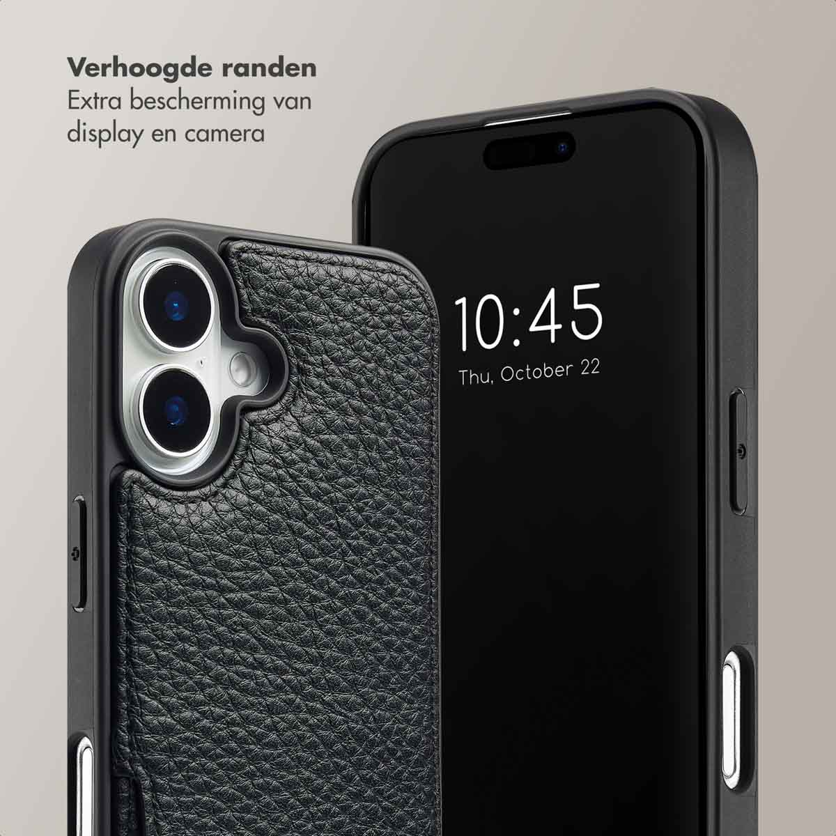Zwarte leren telefoonhoes met een telefoon erin. De hoes heeft een gestructureerd oppervlak.