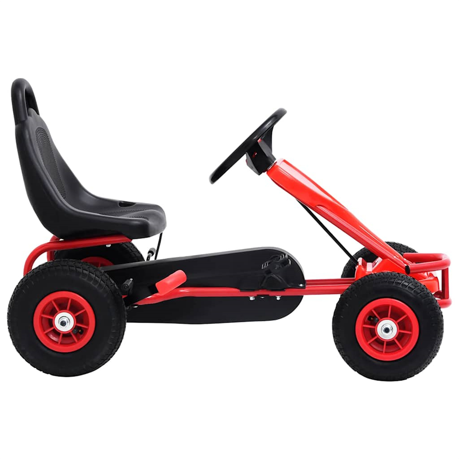 Ein rotes und schwarzes Gokart auf weißem Hintergrund, einsatzbereit. Das Gokart hat vier Räder.