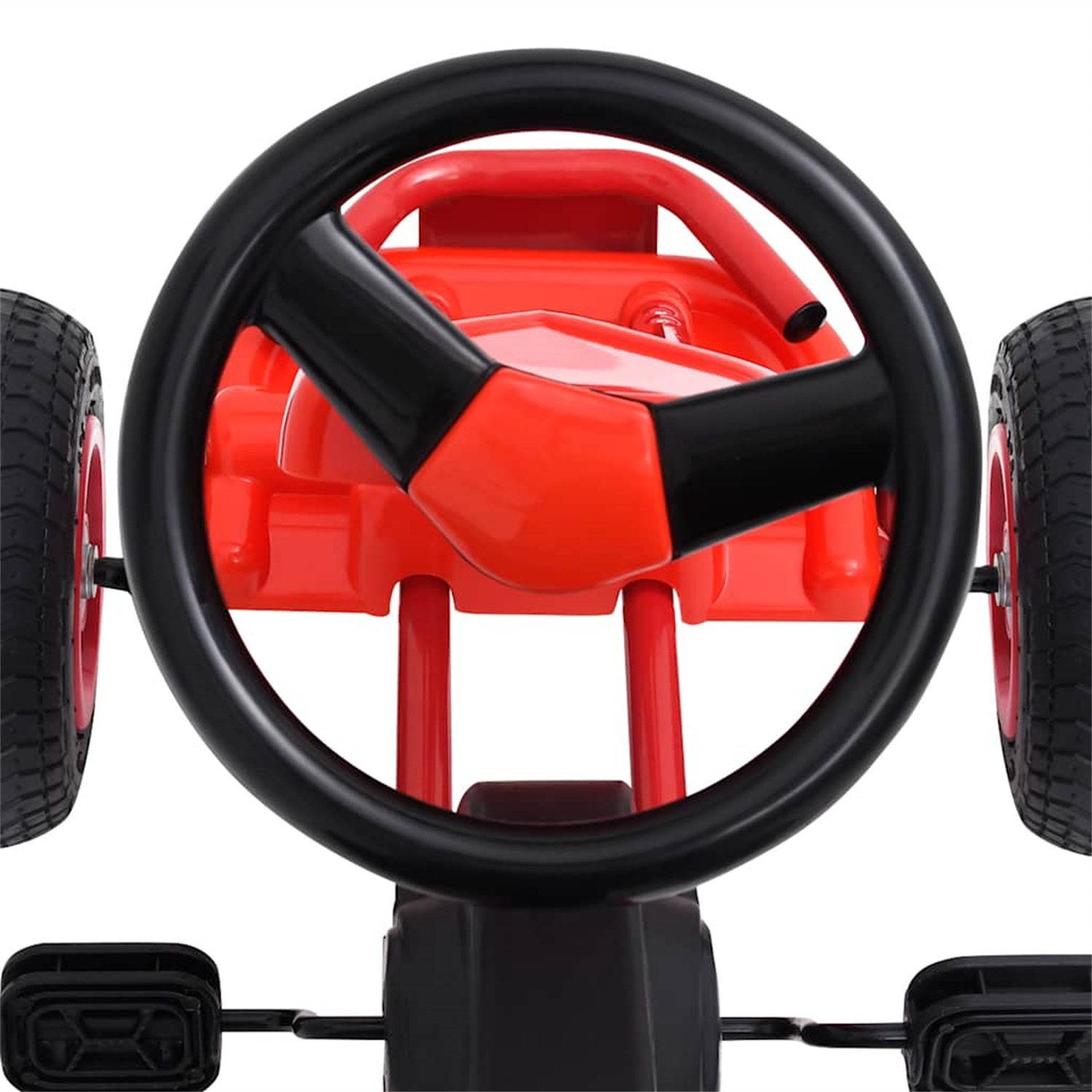 Rotes und schwarzes Gokart-Lenkrad. Es ist vor einem weißen Hintergrund.