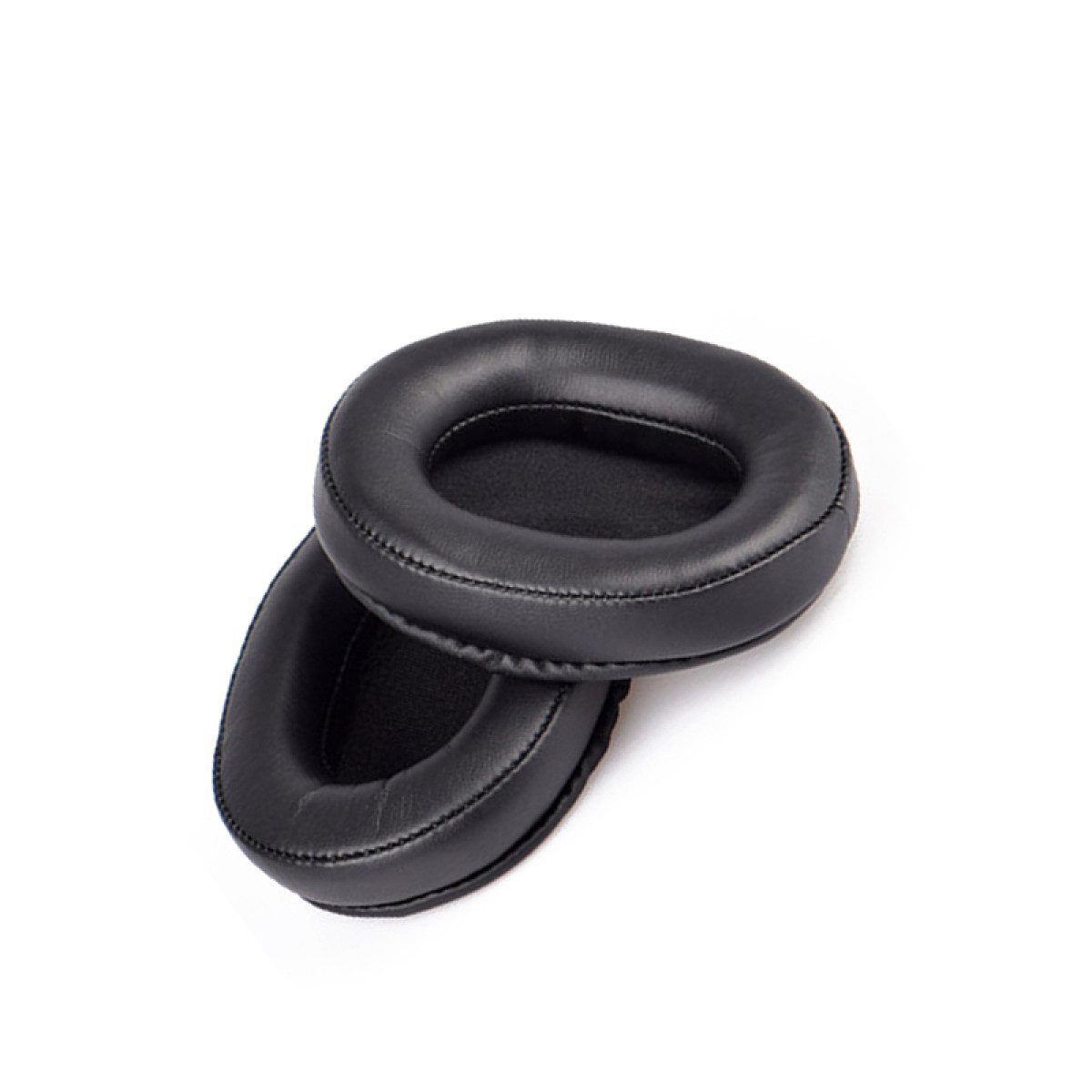 Czarne nauszniki do słuchawek, ustawione pod kątem na białej powierzchni.