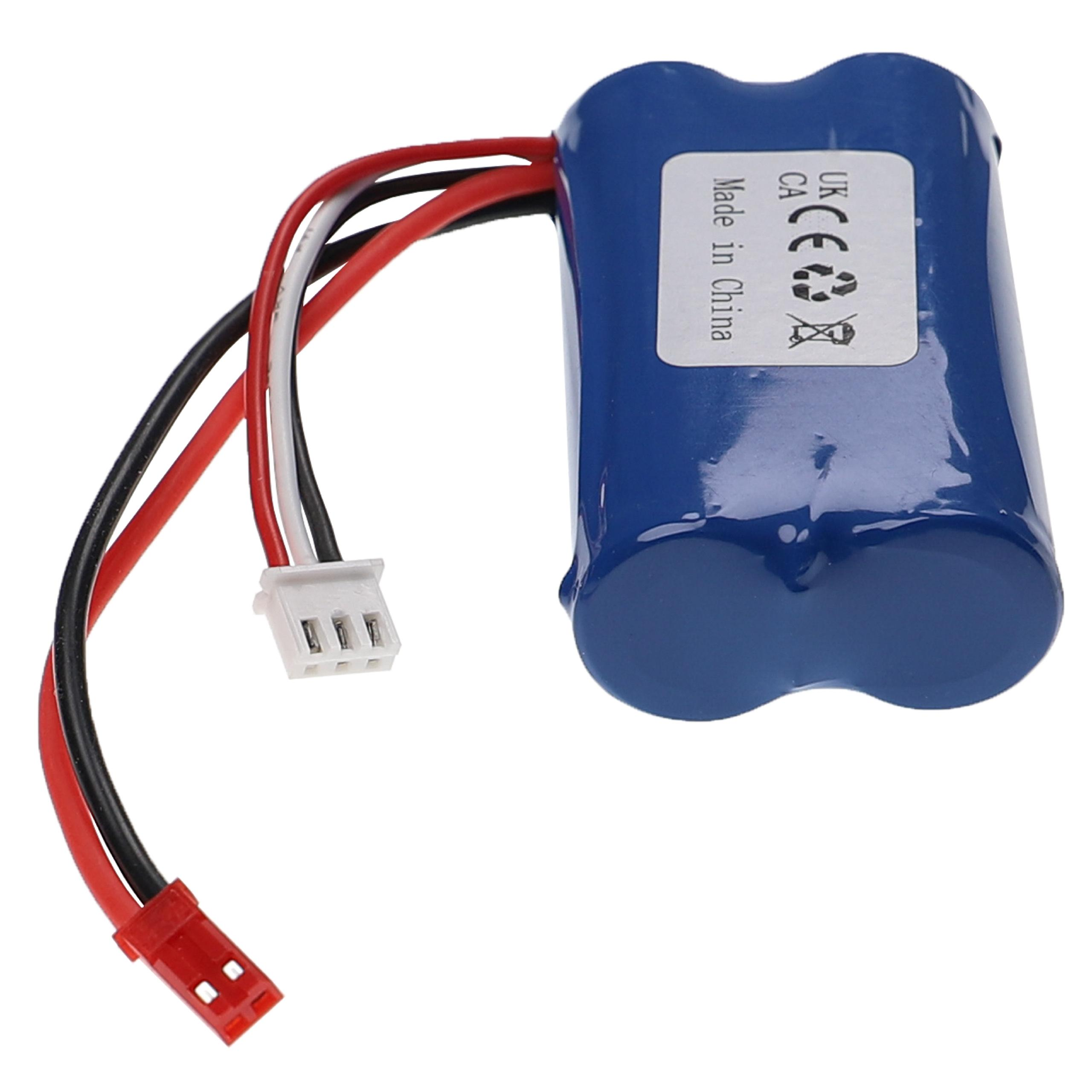 Blaue Batterie mit roten und schwarzen Drähten und weißem Stecker auf weißem Hintergrund.