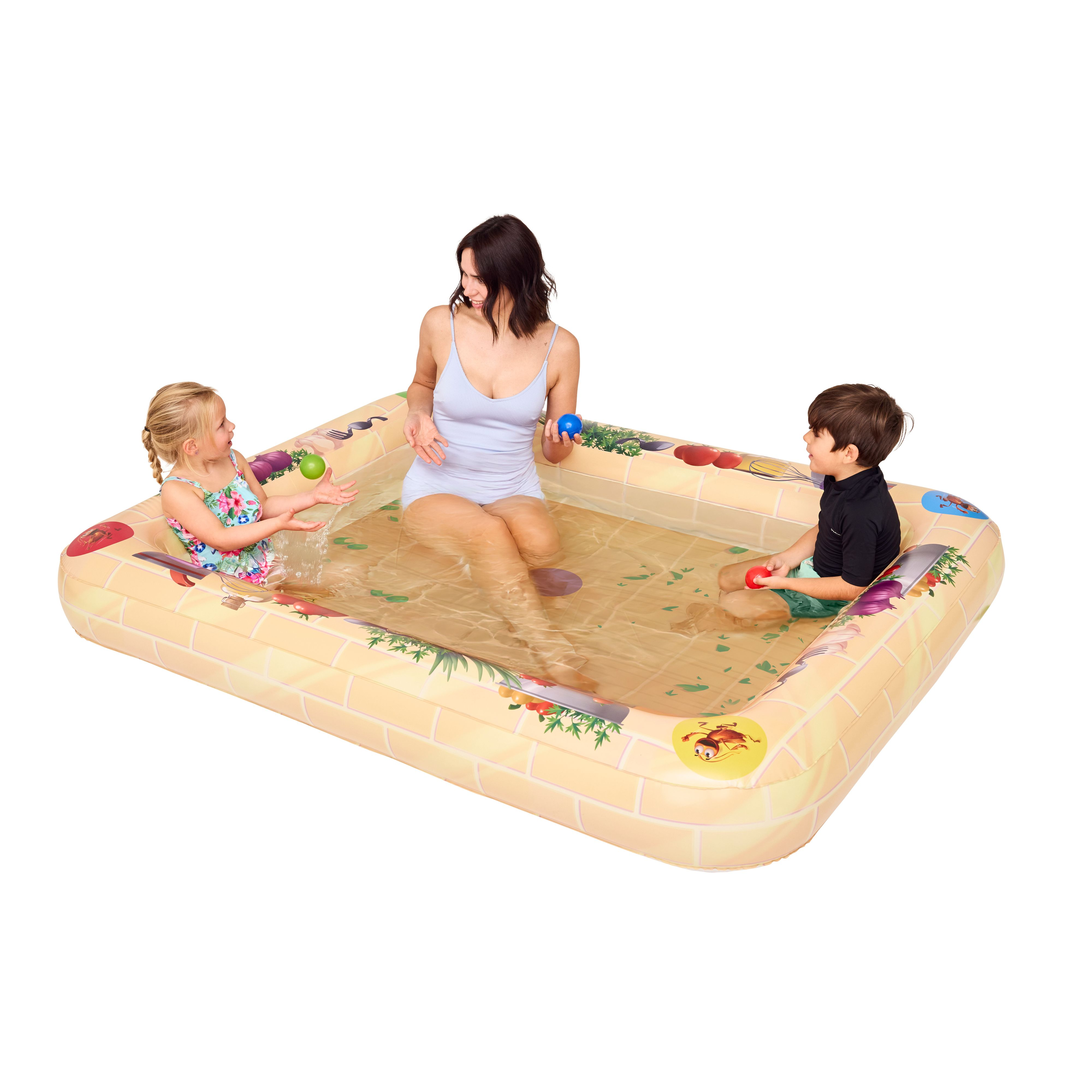 Eine dreiköpfige Familie in einem rechteckigen aufblasbaren Pool. Sie spielen mit Bällen.