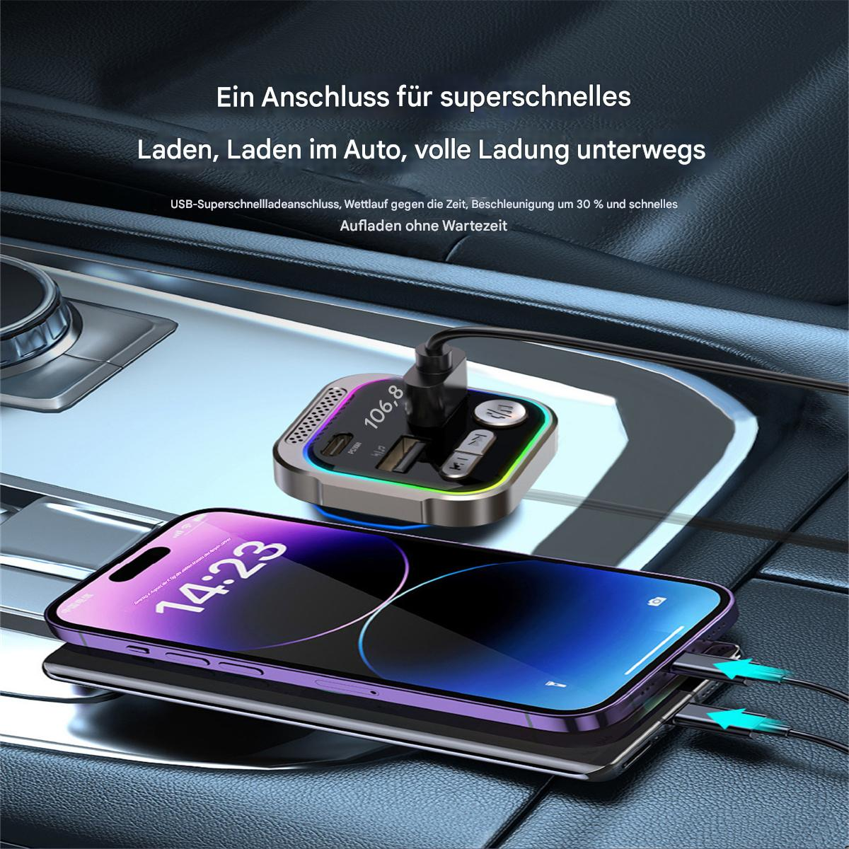 Ein Telefon wird im Auto per USB geladen, Bildschirm zeigt Uhrzeit, andere Ladegeräte.