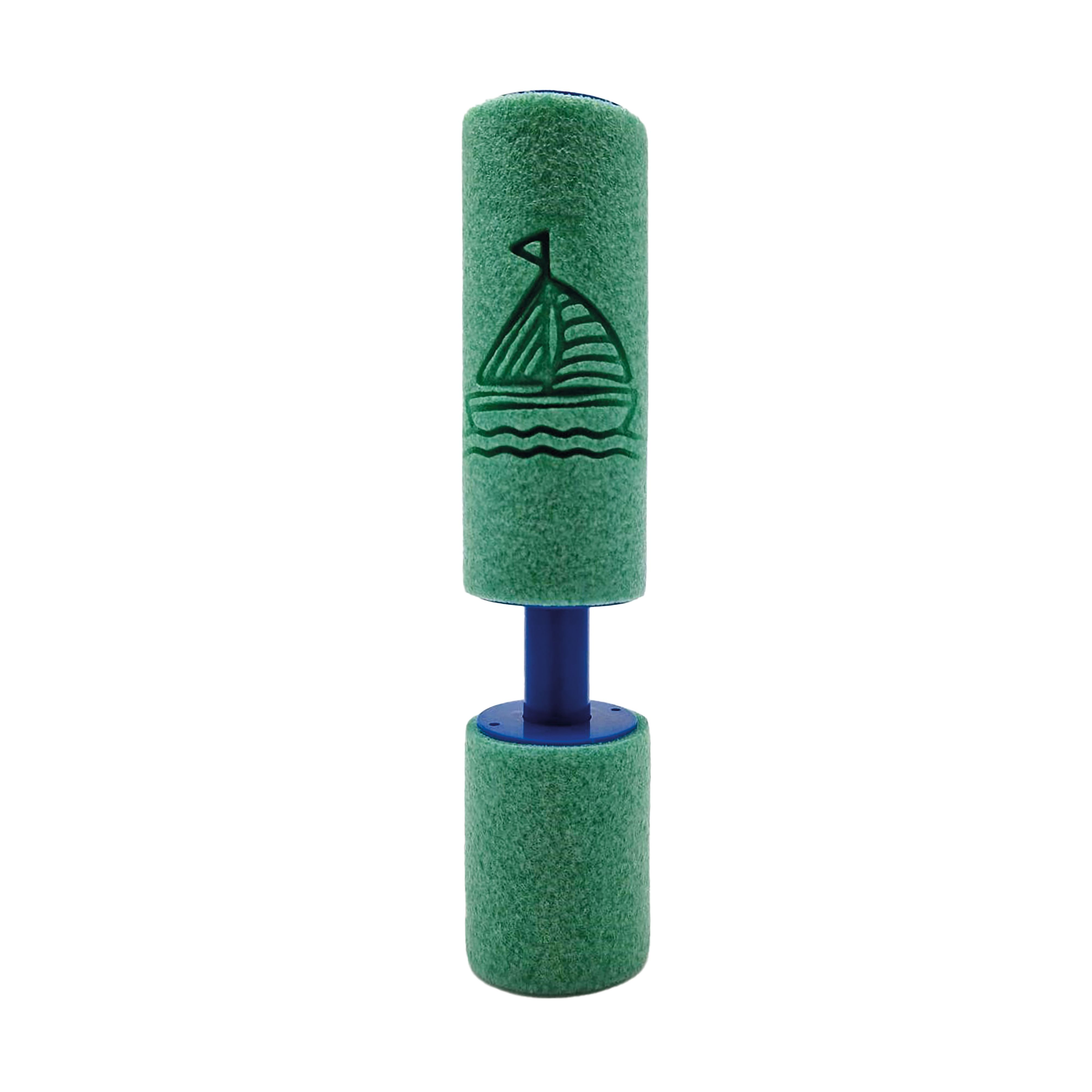 Ein grünes und blaues Wasserspielzeug aus Schaumstoff mit Bootsdesign auf weißem Hintergrund.
