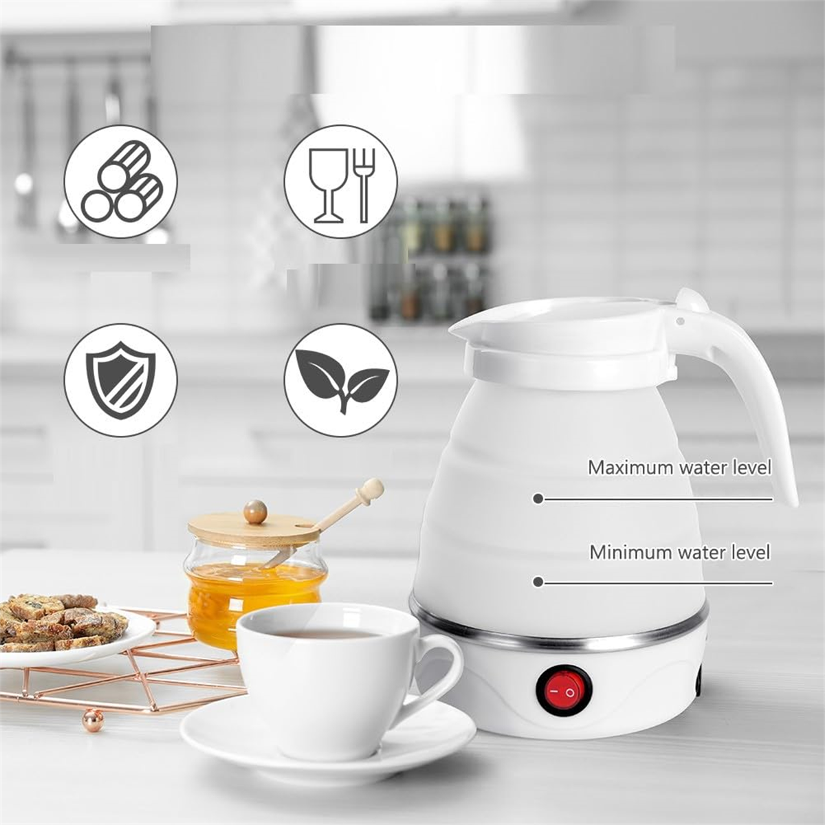 Weißer, faltbarer elektrischer Wasserkocher mit Tasse, Tee und Honigglas daneben.
