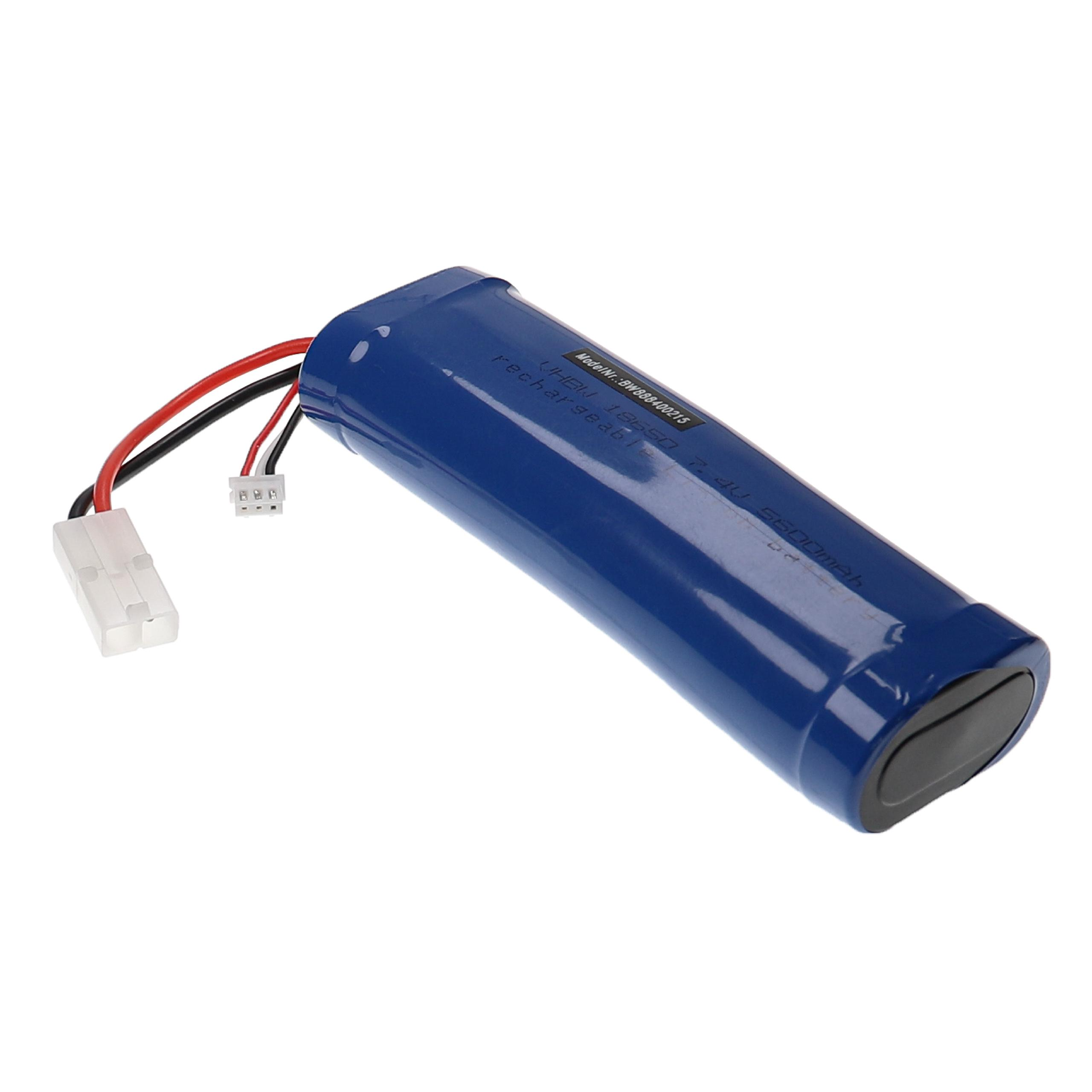 Blaue Batterie mit schwarzen und roten Drähten und einem weißen Stecker.