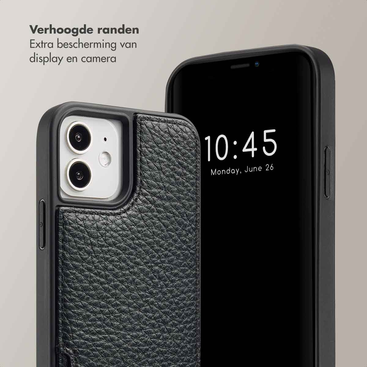 Een telefoon in een zwarte hoes naast een andere telefoon. De tijd is 10:45, 26 juni.