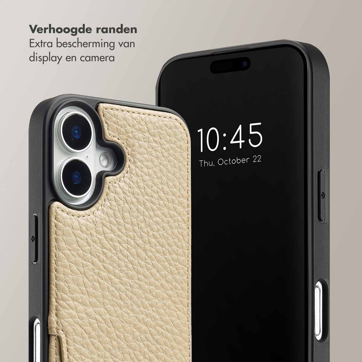 Een telefoon in een hoesje naast een andere telefoon. Het scherm toont de tijd. De hoes heeft een lederen textuur.