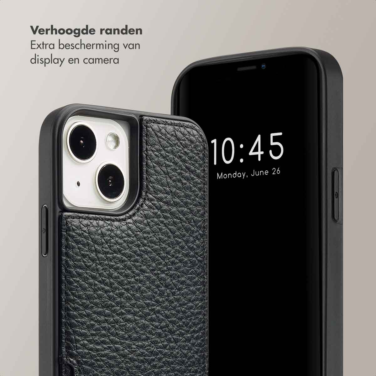 Un étui de téléphone noir sur un téléphone affichant l'heure, avec une texture cuir.
