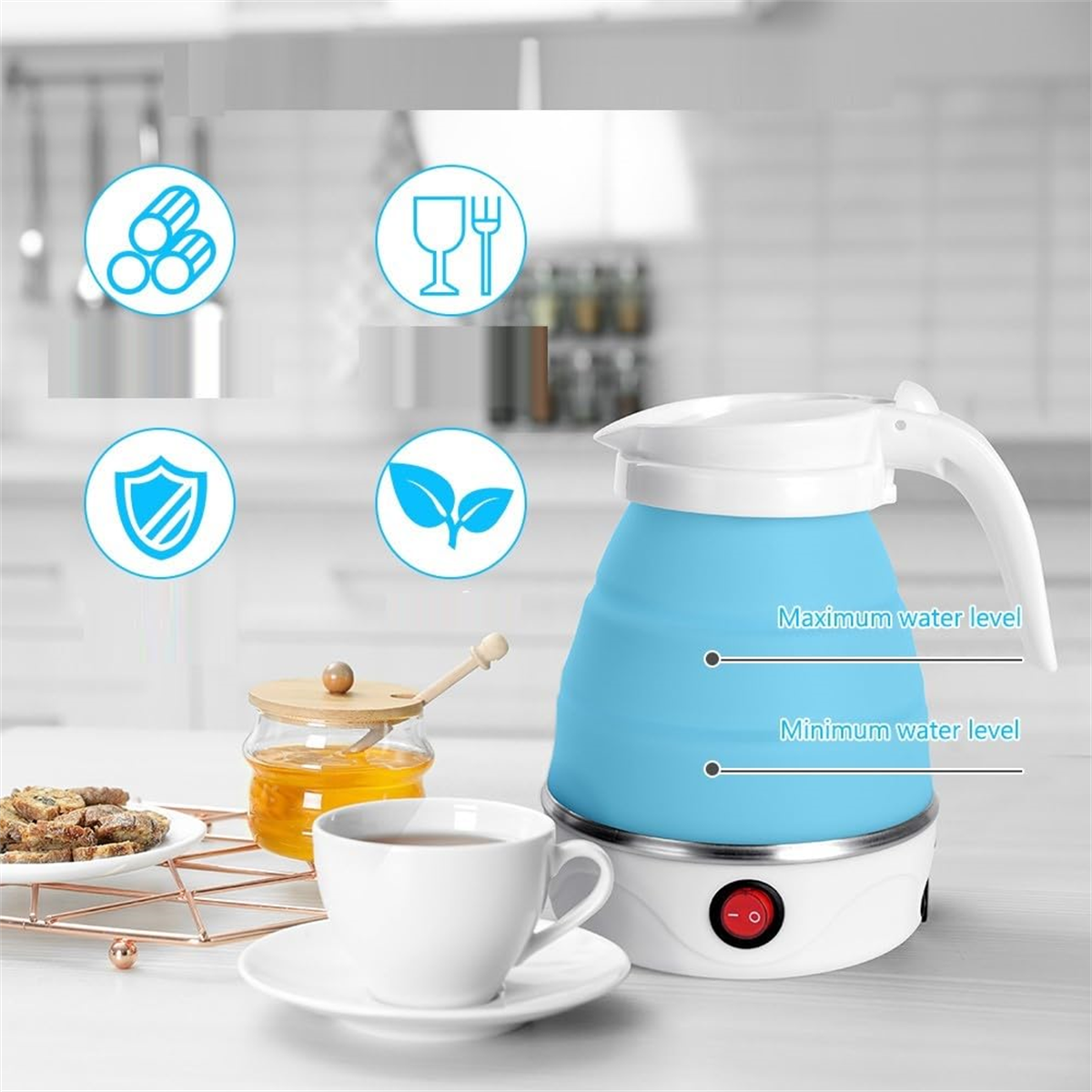 Blau-weißer elektrischer Wasserkocher mit Tasse, Honigglas und Lebensmitteln auf weißer Arbeitsplatte.