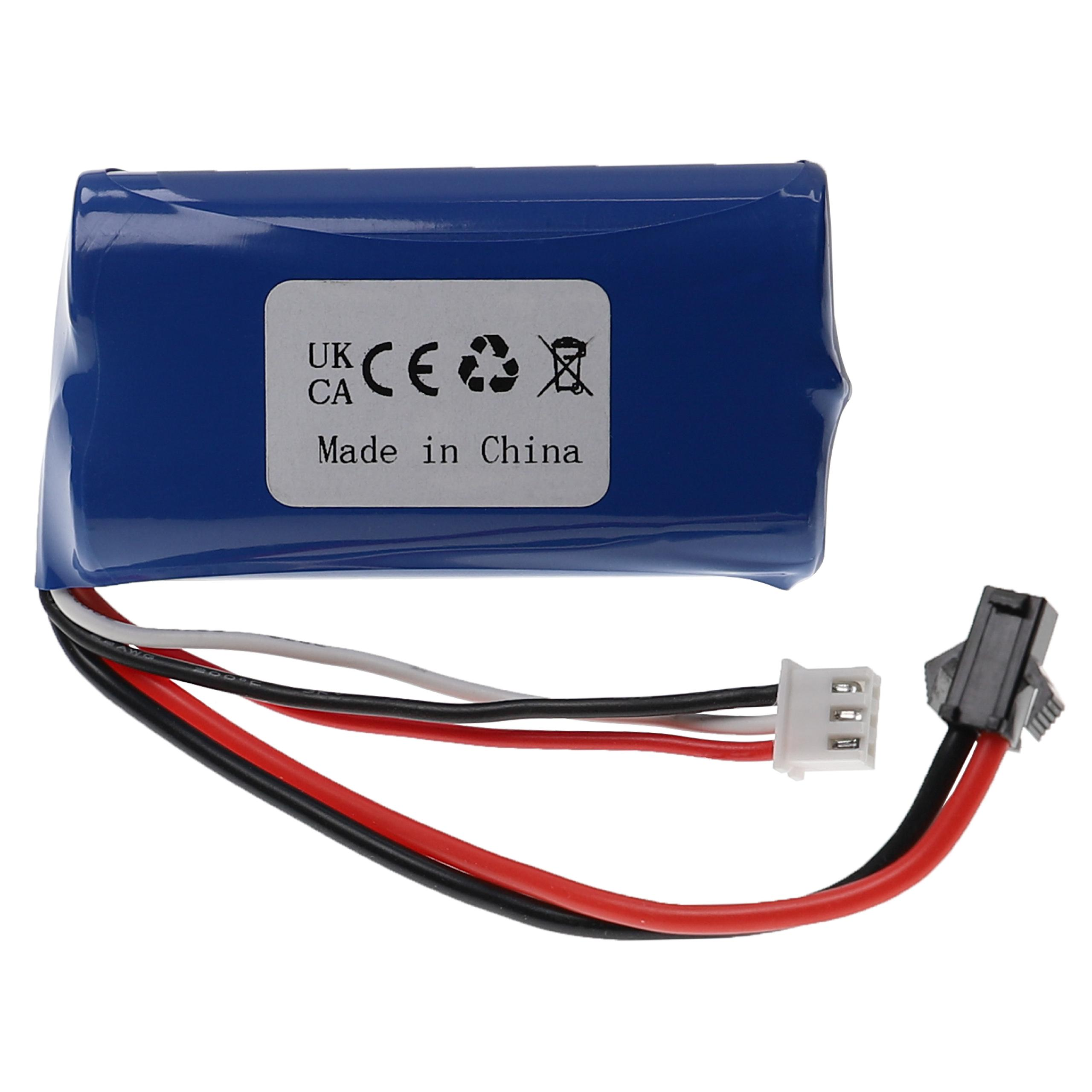 Blauer Akku mit Kabeln und Stecker. Weißer Hintergrund.